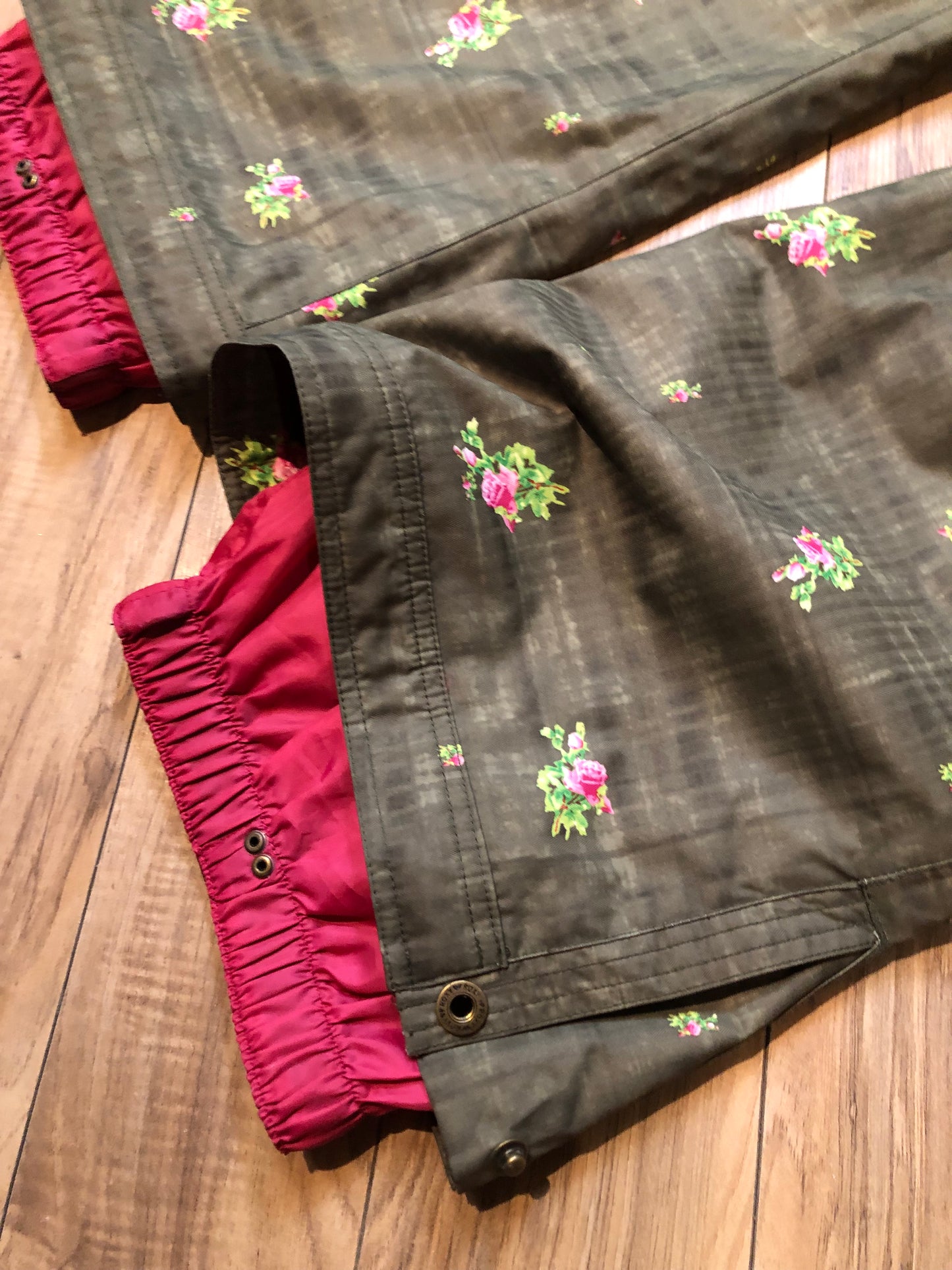 Kingspier Vintage - Roxy slim fit ski pants in green with floral design, zip fly, zip pockets and pink liner.
Size XL
