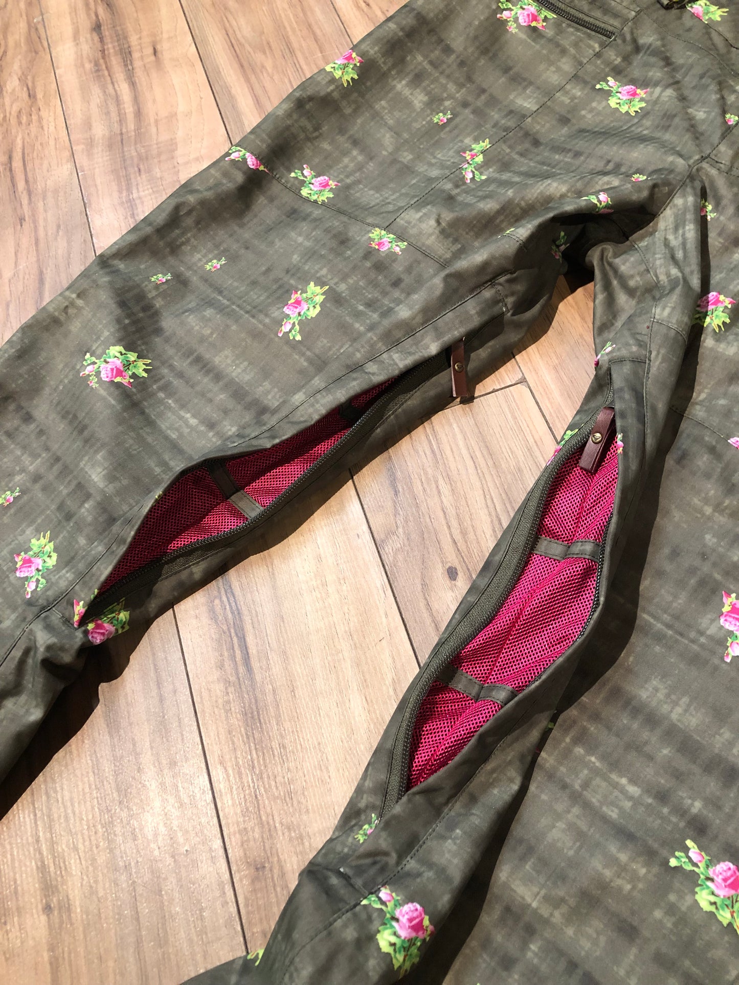 Kingspier Vintage - Roxy slim fit ski pants in green with floral design, zip fly, zip pockets and pink liner.
Size XL