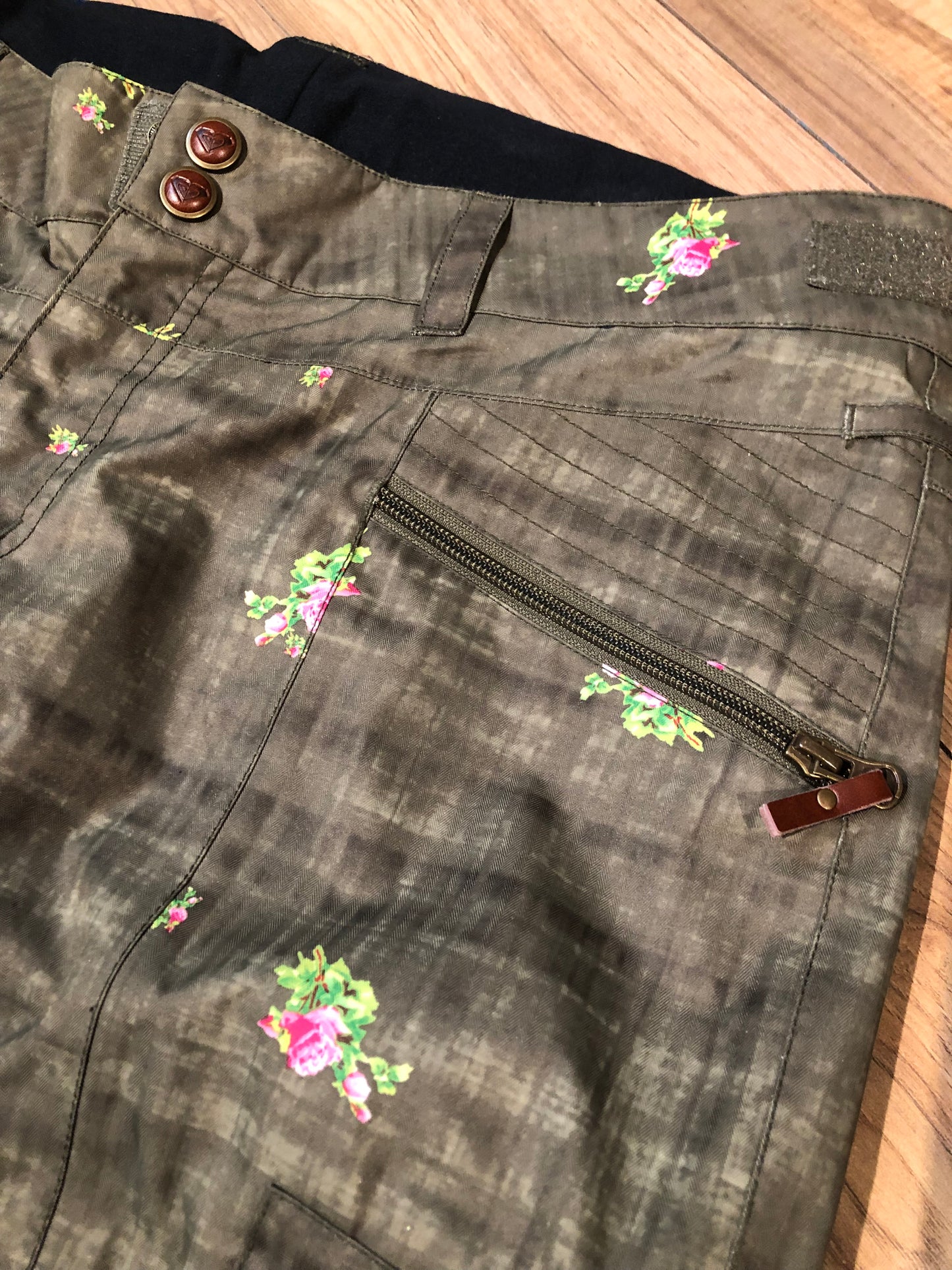 Kingspier Vintage - Roxy slim fit ski pants in green with floral design, zip fly, zip pockets and pink liner.
Size XL