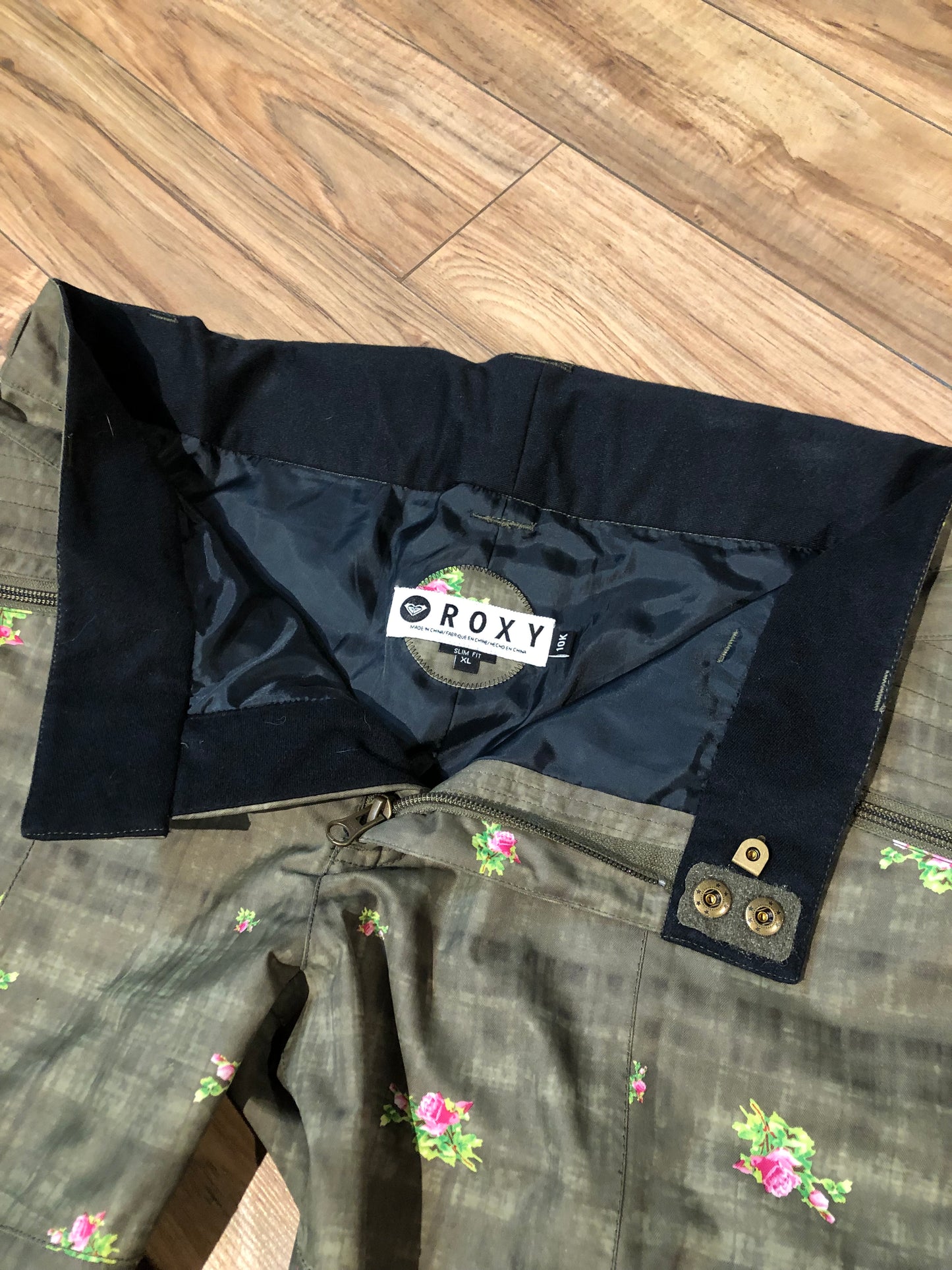 Kingspier Vintage - Roxy slim fit ski pants in green with floral design, zip fly, zip pockets and pink liner.
Size XL