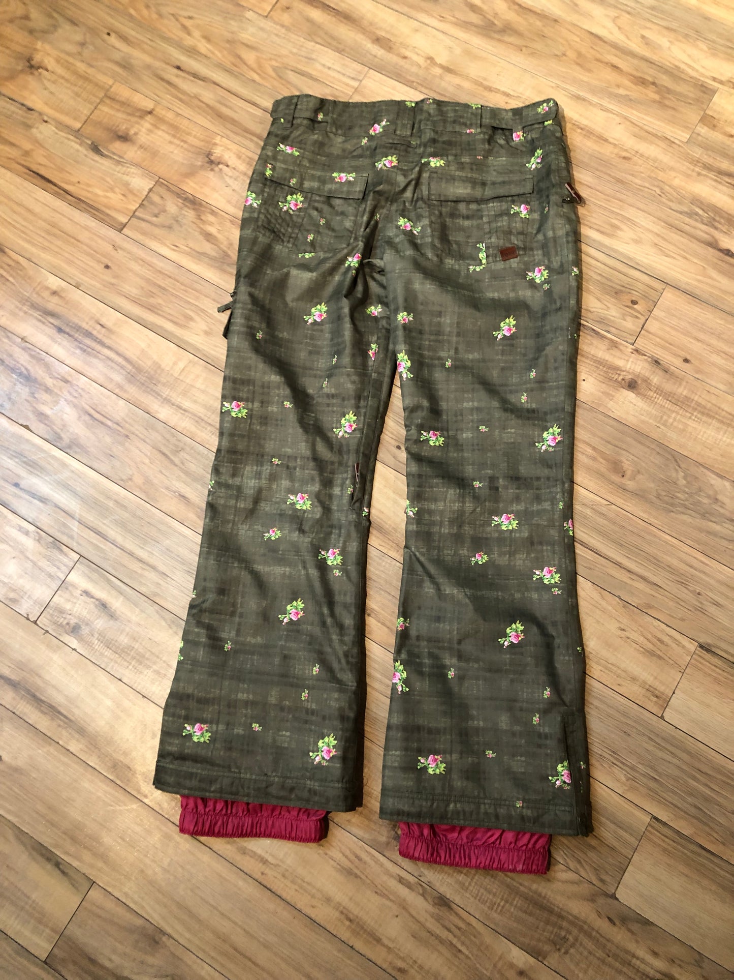 Kingspier Vintage - Roxy slim fit ski pants in green with floral design, zip fly, zip pockets and pink liner.
Size XL