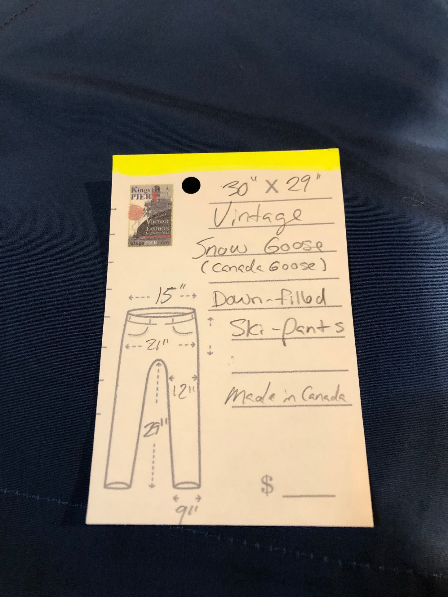 Kingspier Vintage - Vintage Snow Goose (first generation canada goose) down-filled navy ski pants with zip fly and front and back pockets.
Made in Canada,
Size 30”x29”