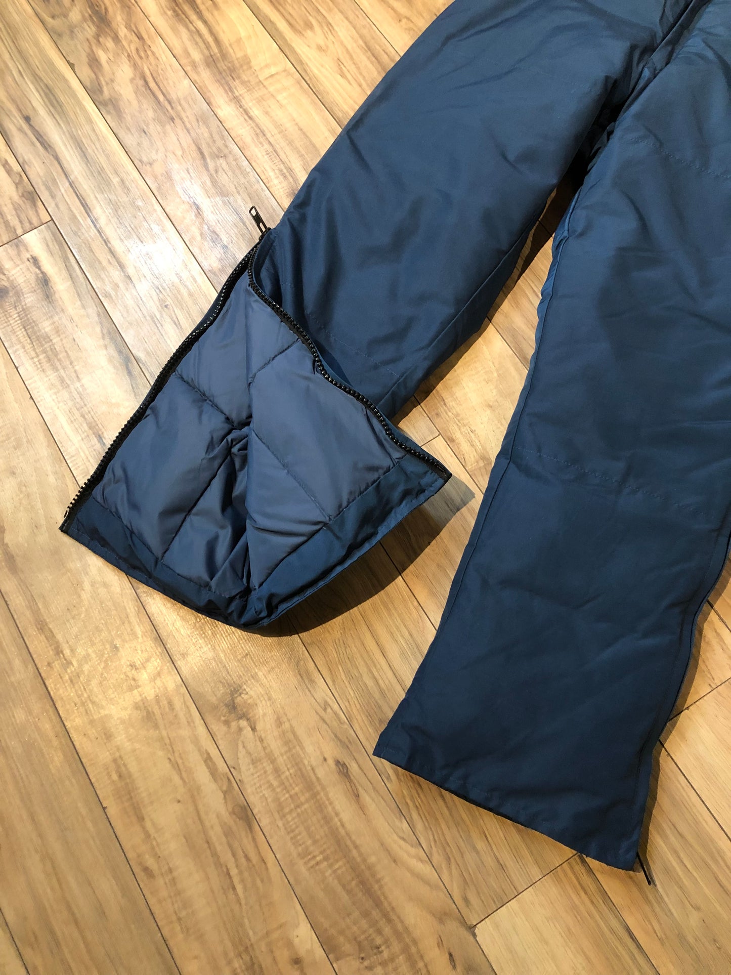Kingspier Vintage - Vintage Snow Goose (first generation canada goose) down-filled navy ski pants with zip fly and front and back pockets.
Made in Canada,
Size 30”x29”