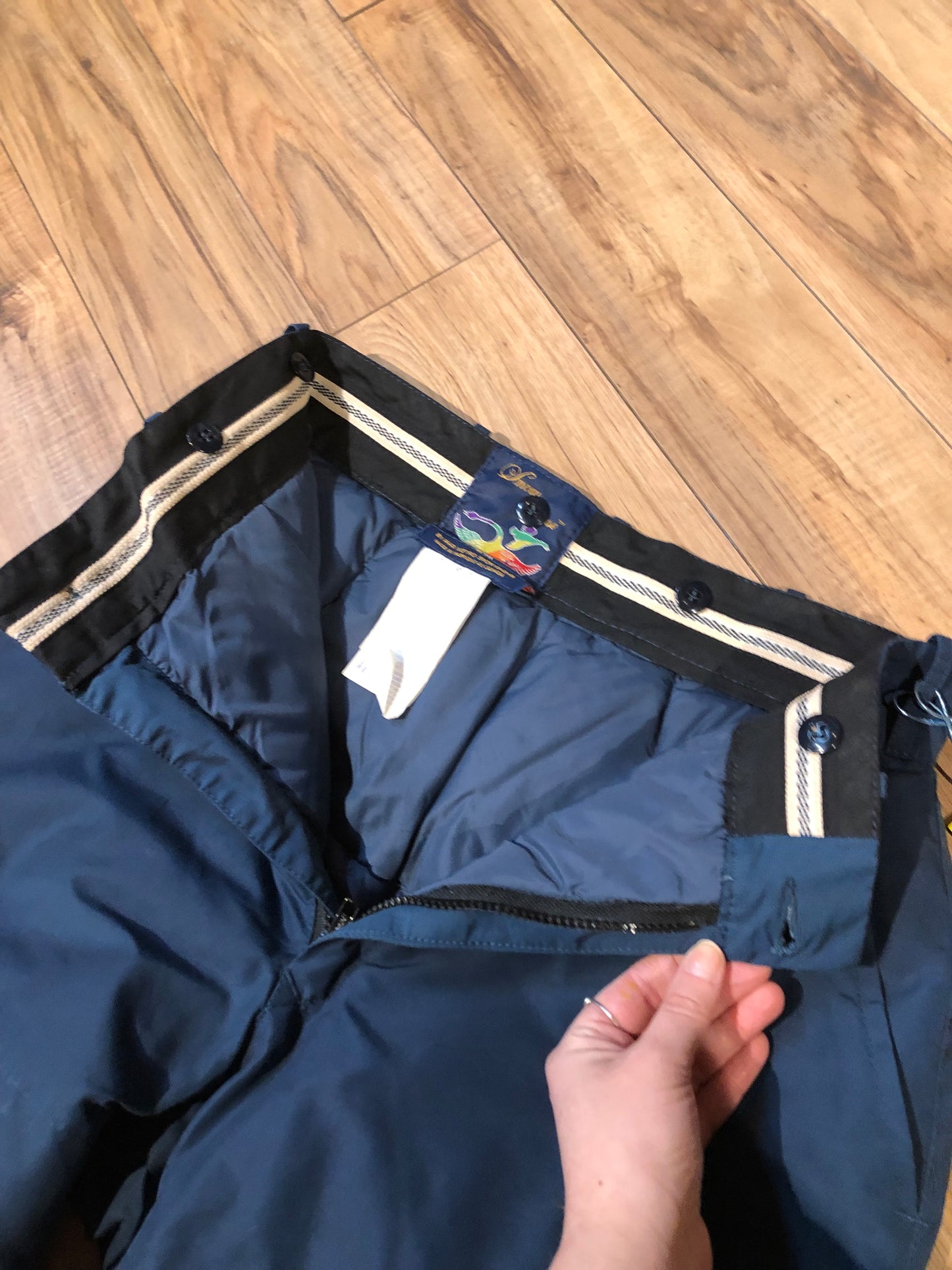 Kingspier Vintage - Vintage Snow Goose (first generation canada goose) down-filled navy ski pants with zip fly and front and back pockets.
Made in Canada,
Size 30”x29”