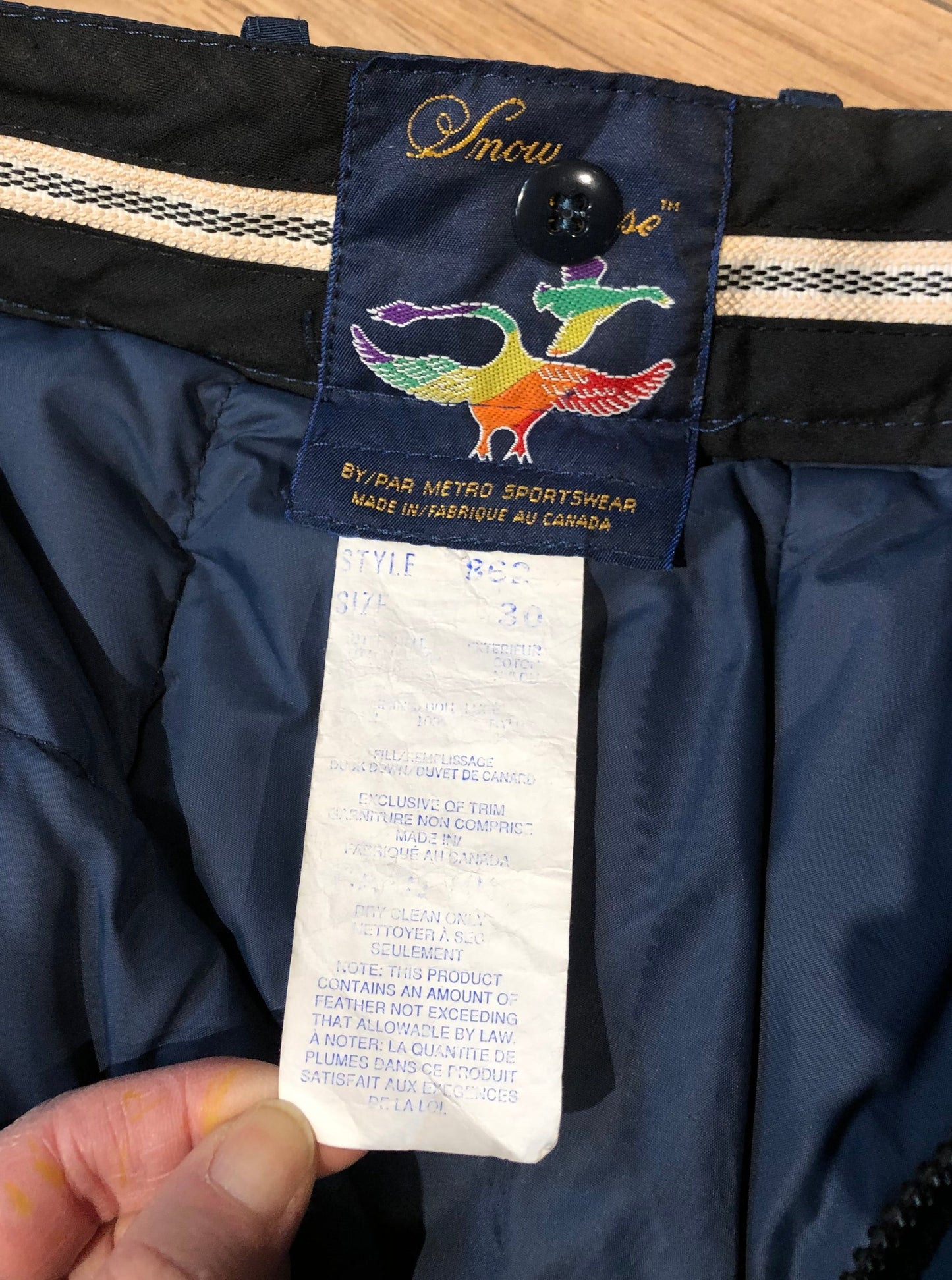 Kingspier Vintage - Vintage Snow Goose (first generation canada goose) down-filled navy ski pants with zip fly and front and back pockets.
Made in Canada,
Size 30”x29”