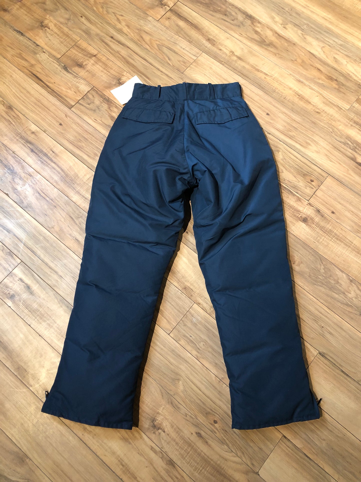 Kingspier Vintage - Vintage Snow Goose (first generation canada goose) down-filled navy ski pants with zip fly and front and back pockets.
Made in Canada,
Size 30”x29”