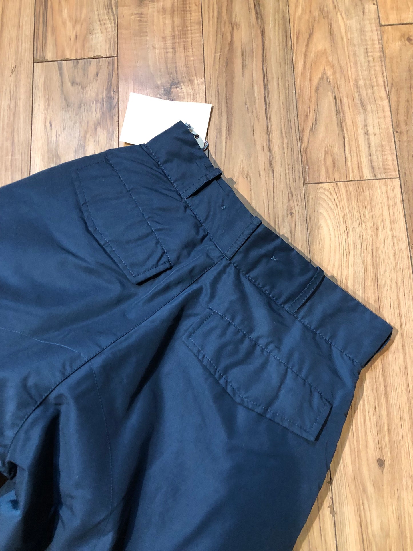 Kingspier Vintage - Vintage Snow Goose (first generation canada goose) down-filled navy ski pants with zip fly and front and back pockets.
Made in Canada,
Size 30”x29”