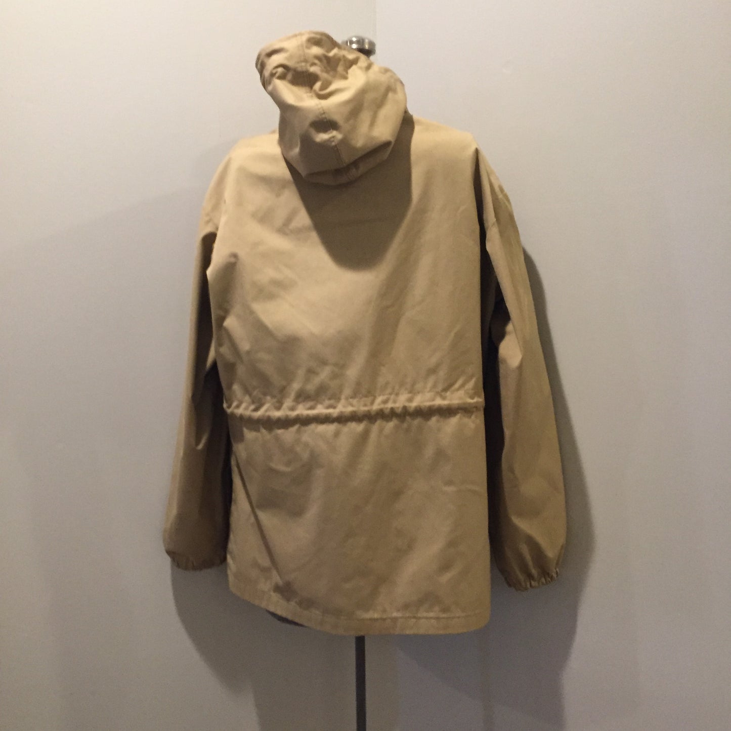 Kingspier Vintage - 1960s Vintage Zero King storm jacket in beige with hood, zipper closure, four flap pockets on the front, drawstring at the waist. Made in USA. Size 44.