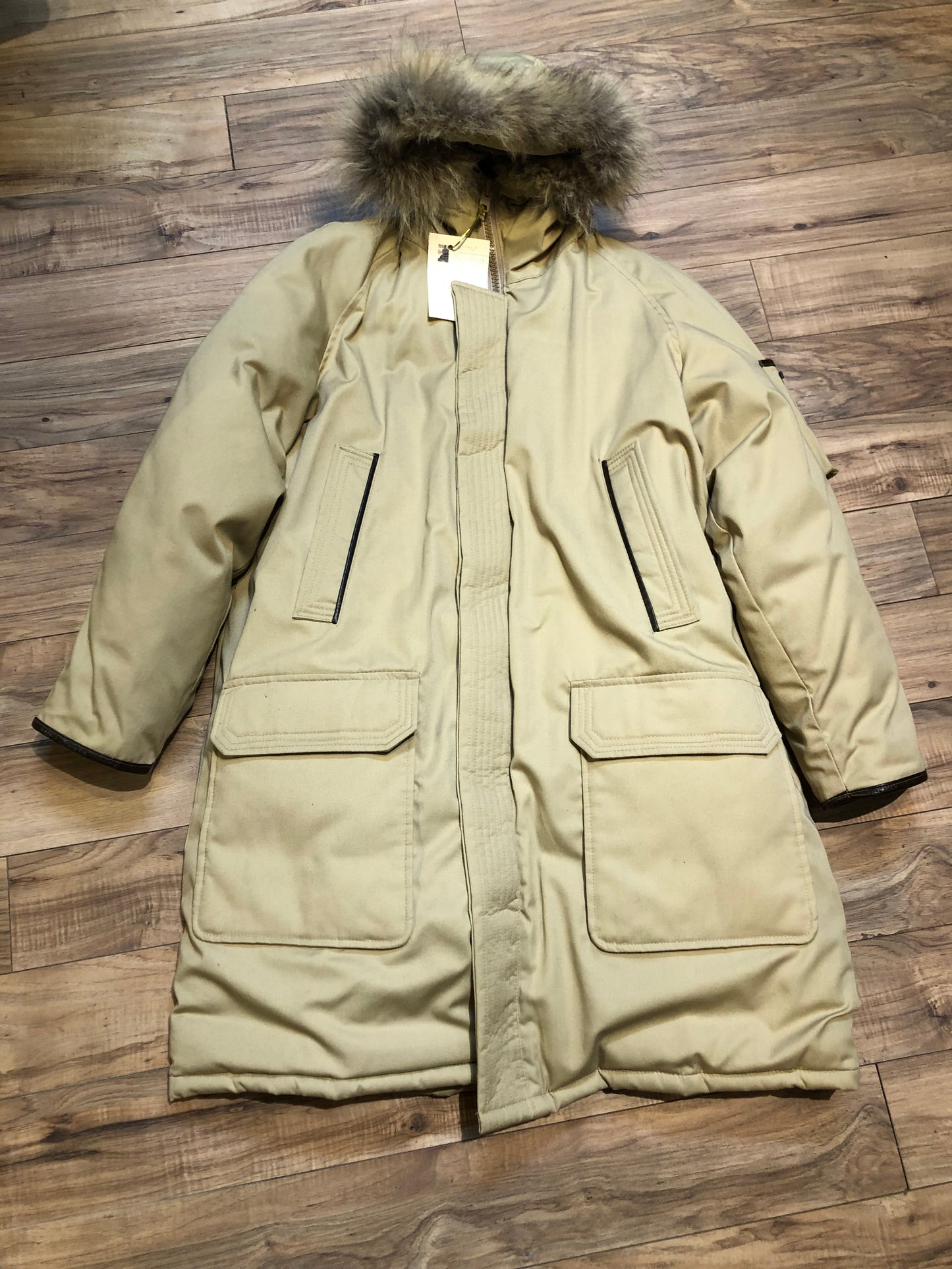Kingspier Vintage - Vintage Snow Goose (first generation Canada Goose) down-filled northern parka with fur trimmed hood, button and zipper closures, two hand warmer pockets and two front flap pockets.
Size 42
Made in Canada.