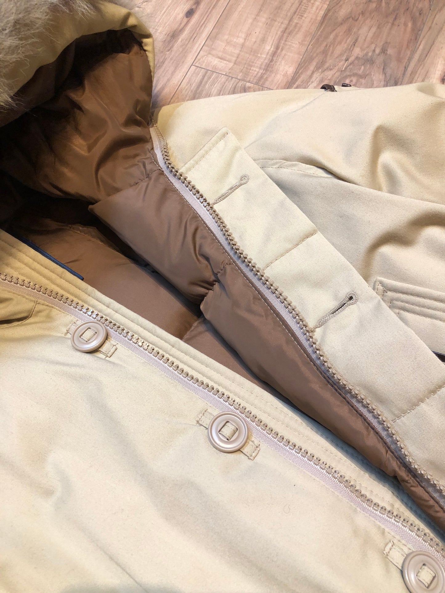 Kingspier Vintage - Vintage Snow Goose (first generation Canada Goose) down-filled northern parka with fur trimmed hood, button and zipper closures, two hand warmer pockets and two front flap pockets.
Size 42
Made in Canada.