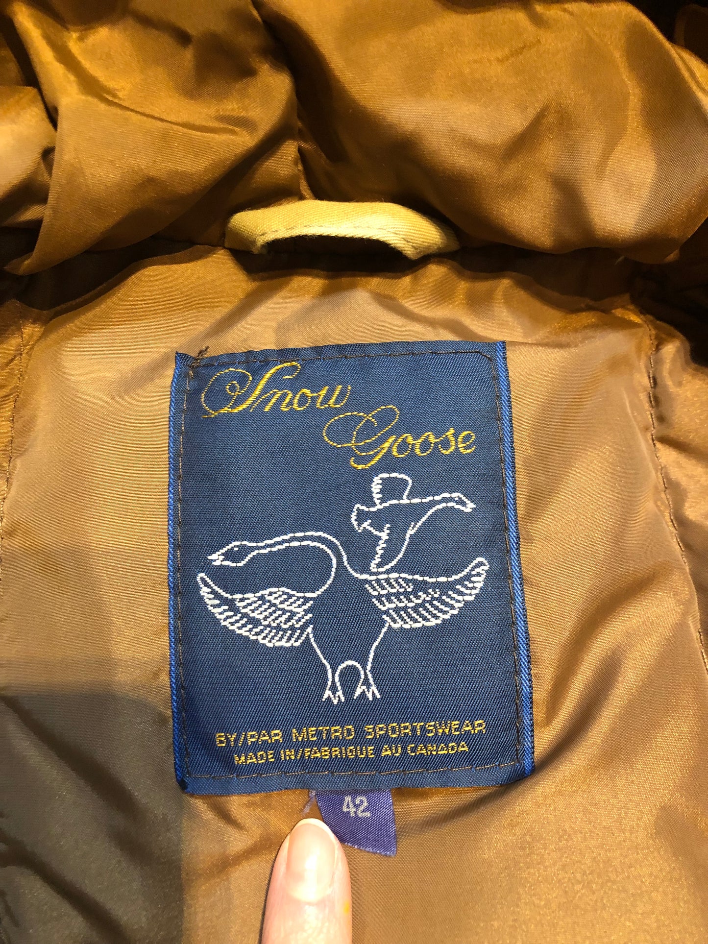 Kingspier Vintage - Vintage Snow Goose (first generation Canada Goose) down-filled northern parka with fur trimmed hood, button and zipper closures, two hand warmer pockets and two front flap pockets.
Size 42
Made in Canada.
