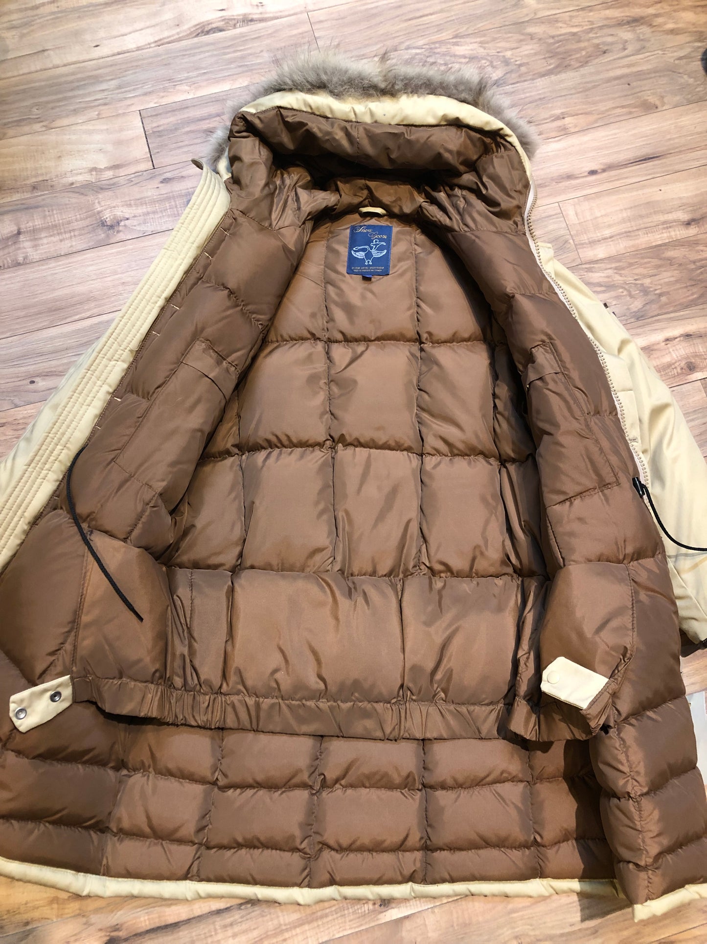 Kingspier Vintage - Vintage Snow Goose (first generation Canada Goose) down-filled northern parka with fur trimmed hood, button and zipper closures, two hand warmer pockets and two front flap pockets.
Size 42
Made in Canada.