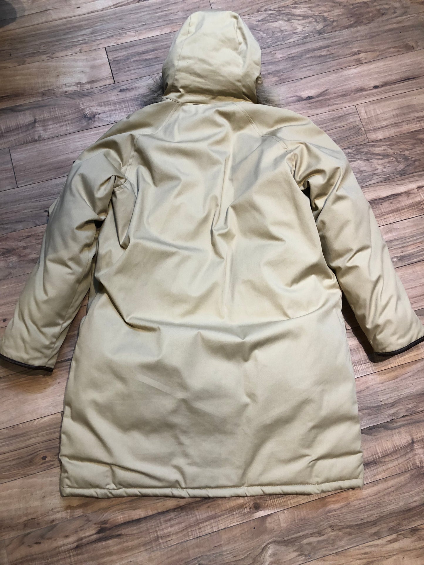Kingspier Vintage - Vintage Snow Goose (first generation Canada Goose) down-filled northern parka with fur trimmed hood, button and zipper closures, two hand warmer pockets and two front flap pockets.
Size 42
Made in Canada.