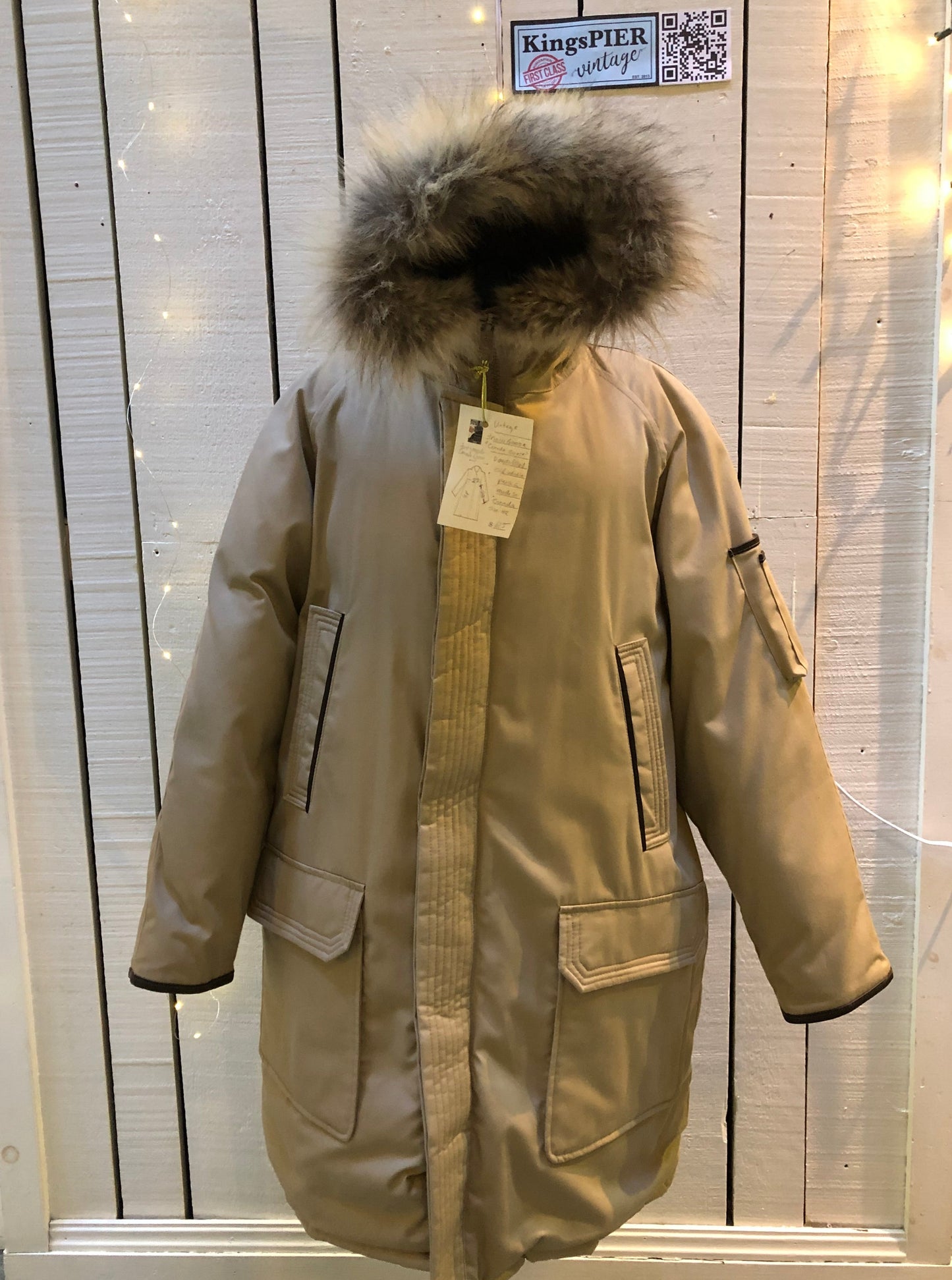 Kingspier Vintage - Vintage Snow Goose (first generation Canada Goose) down-filled northern parka with fur trimmed hood, button and zipper closures, two hand warmer pockets and two front flap pockets.
Size 42
Made in Canada.