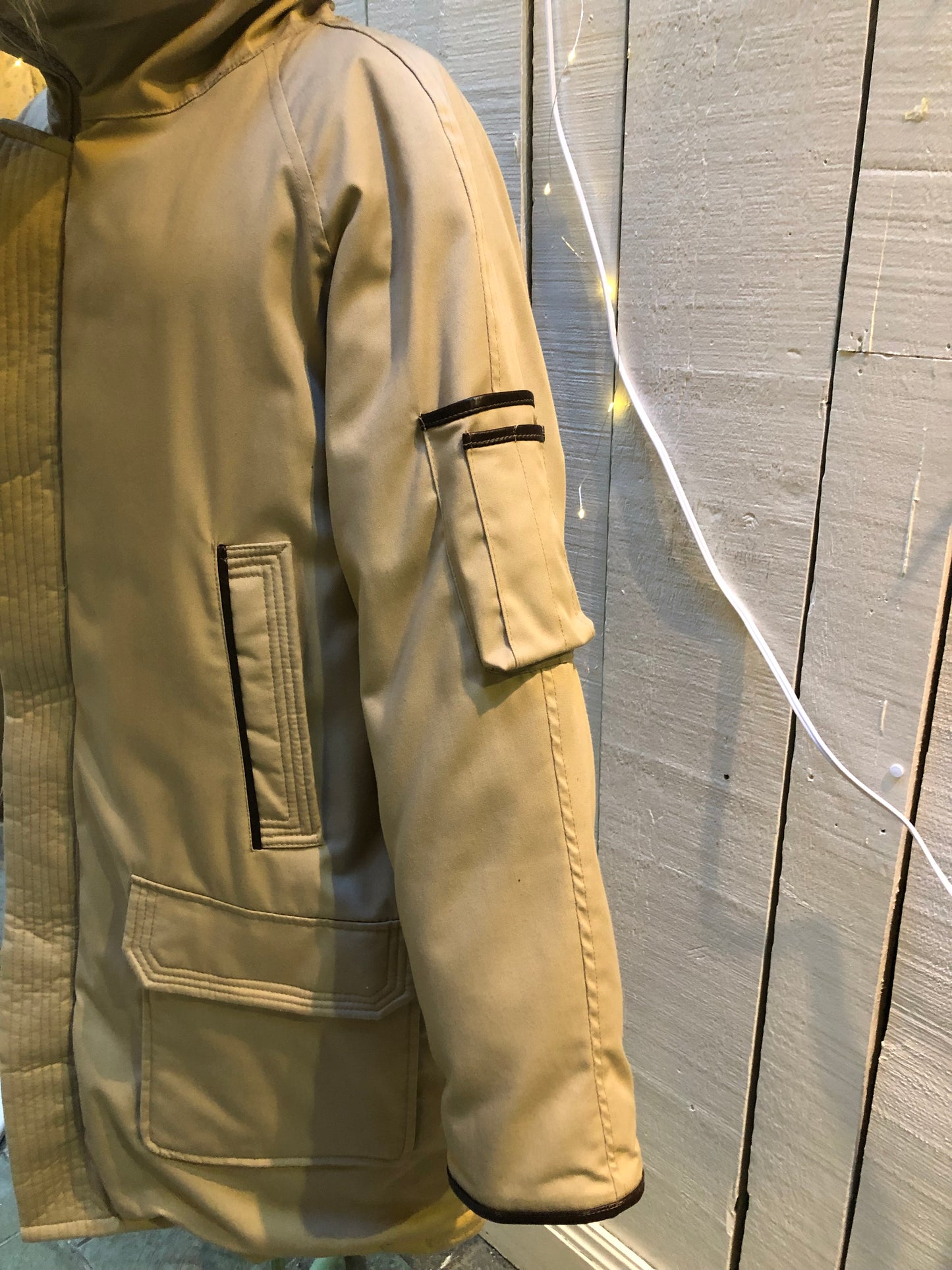 Kingspier Vintage - Vintage Snow Goose (first generation Canada Goose) down-filled northern parka with fur trimmed hood, button and zipper closures, two hand warmer pockets and two front flap pockets.
Size 42
Made in Canada.