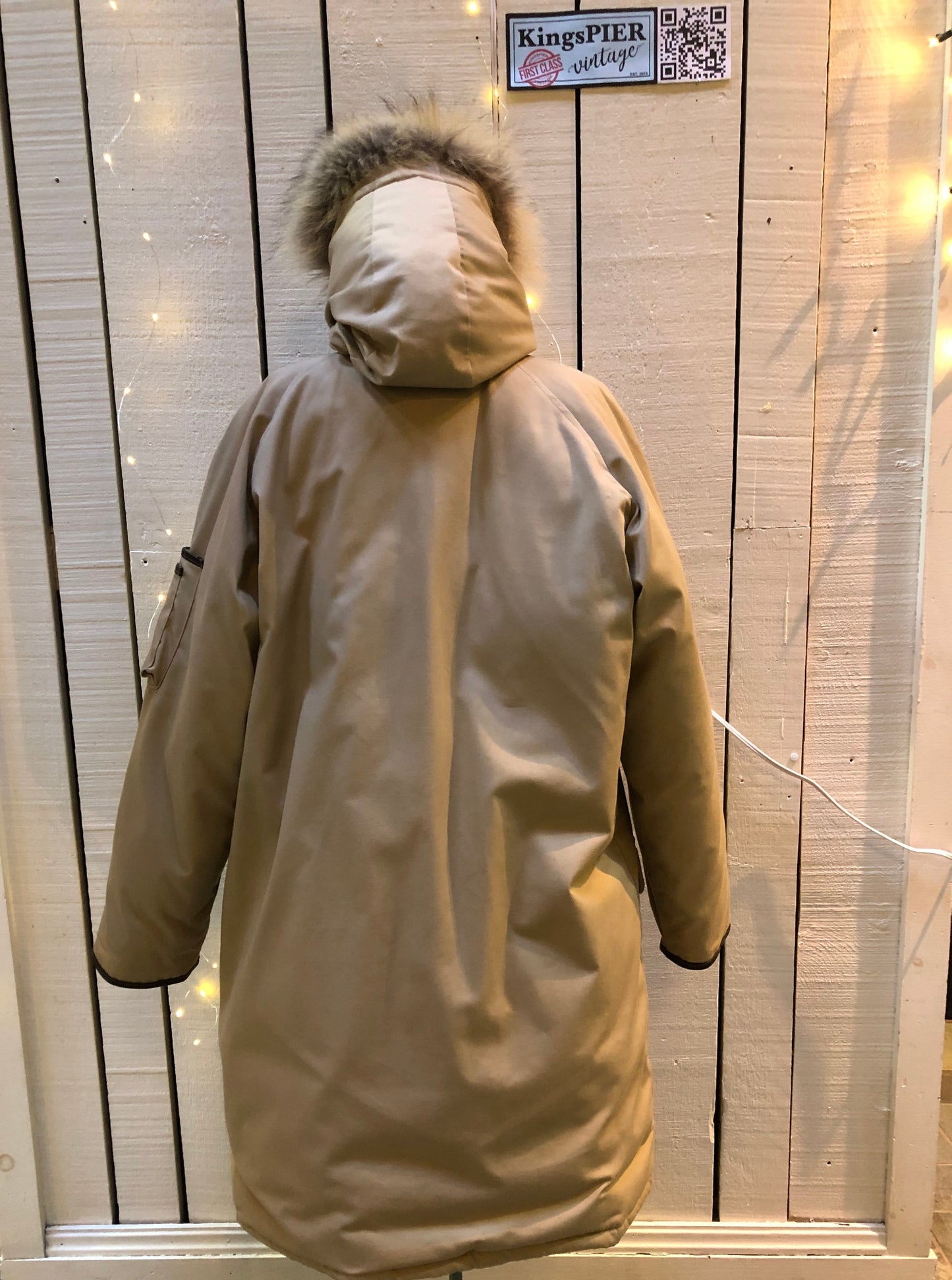 Kingspier Vintage - Vintage Snow Goose (first generation Canada Goose) down-filled northern parka with fur trimmed hood, button and zipper closures, two hand warmer pockets and two front flap pockets.
Size 42
Made in Canada.