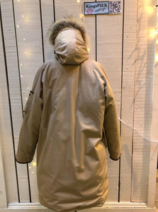 Kingspier Vintage - Vintage Snow Goose (first generation Canada Goose) down-filled northern parka with fur trimmed hood, button and zipper closures, two hand warmer pockets and two front flap pockets.

Size 42
Made in Canada.