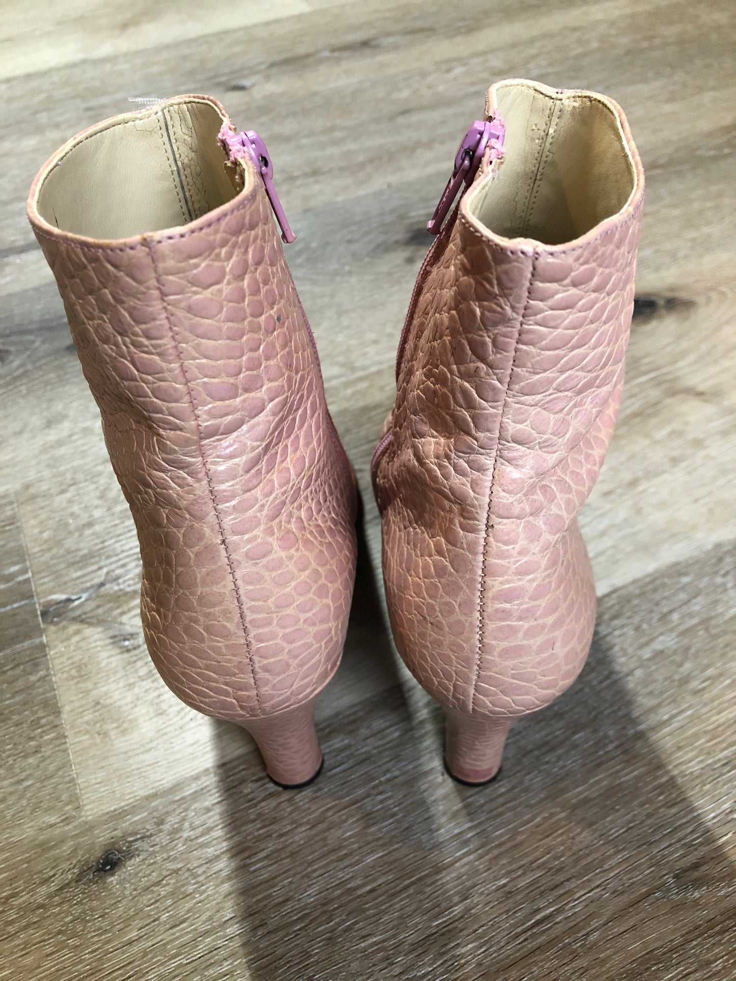 Max De Carlo pink leather Croc-Embossed ankle boot with Stiletto heel, pointed toe and rubber sole. Made in Italy. Size 8 US Womens