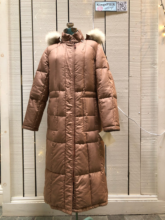 Kingspier Vintage - Vintage 80’s Baycrest pink down-filled coat with raccoon fur trimmed hood, snap closures, two pockets in the front and two inside flap pockets. 80% down/ 20% feather.
Size 10, (Medium)
Union made in Canada.