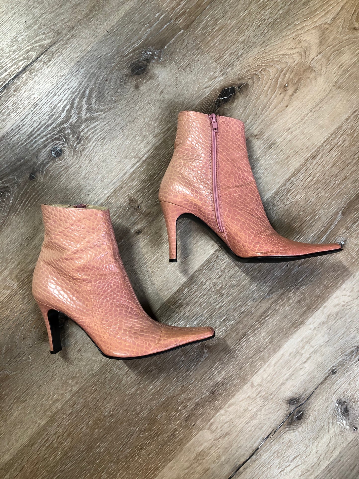 Max De Carlo pink leather Croc-Embossed ankle boot with Stiletto heel, pointed toe and rubber sole. Made in Italy. Size 8 US Womens