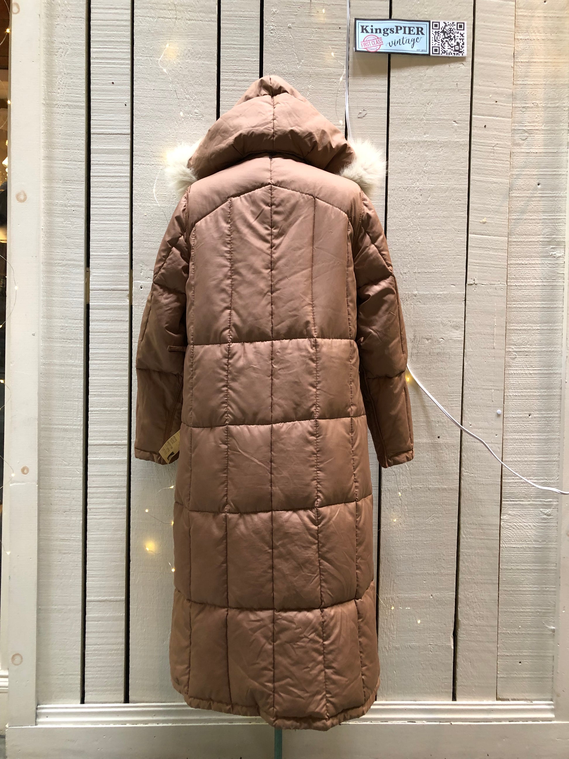 Kingspier Vintage - Vintage 80’s Baycrest pink down-filled coat with raccoon fur trimmed hood, snap closures, two pockets in the front and two inside flap pockets. 80% down/ 20% feather.
Size 10, (Medium)
Union made in Canada.