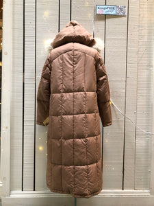Kingspier Vintage - Vintage 80’s Baycrest pink down-filled coat with raccoon fur trimmed hood, snap closures, two pockets in the front and two inside flap pockets. 80% down/ 20% feather.

Size 10, (Medium)
Union made in Canada.