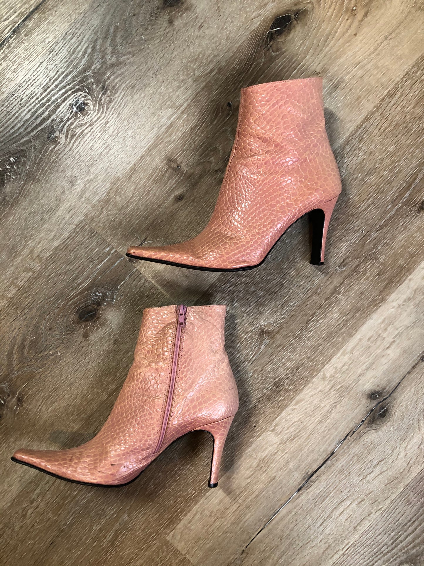 Max De Carlo pink leather Croc-Embossed ankle boot with Stiletto heel, pointed toe and rubber sole. Made in Italy. Size 8 US Womens