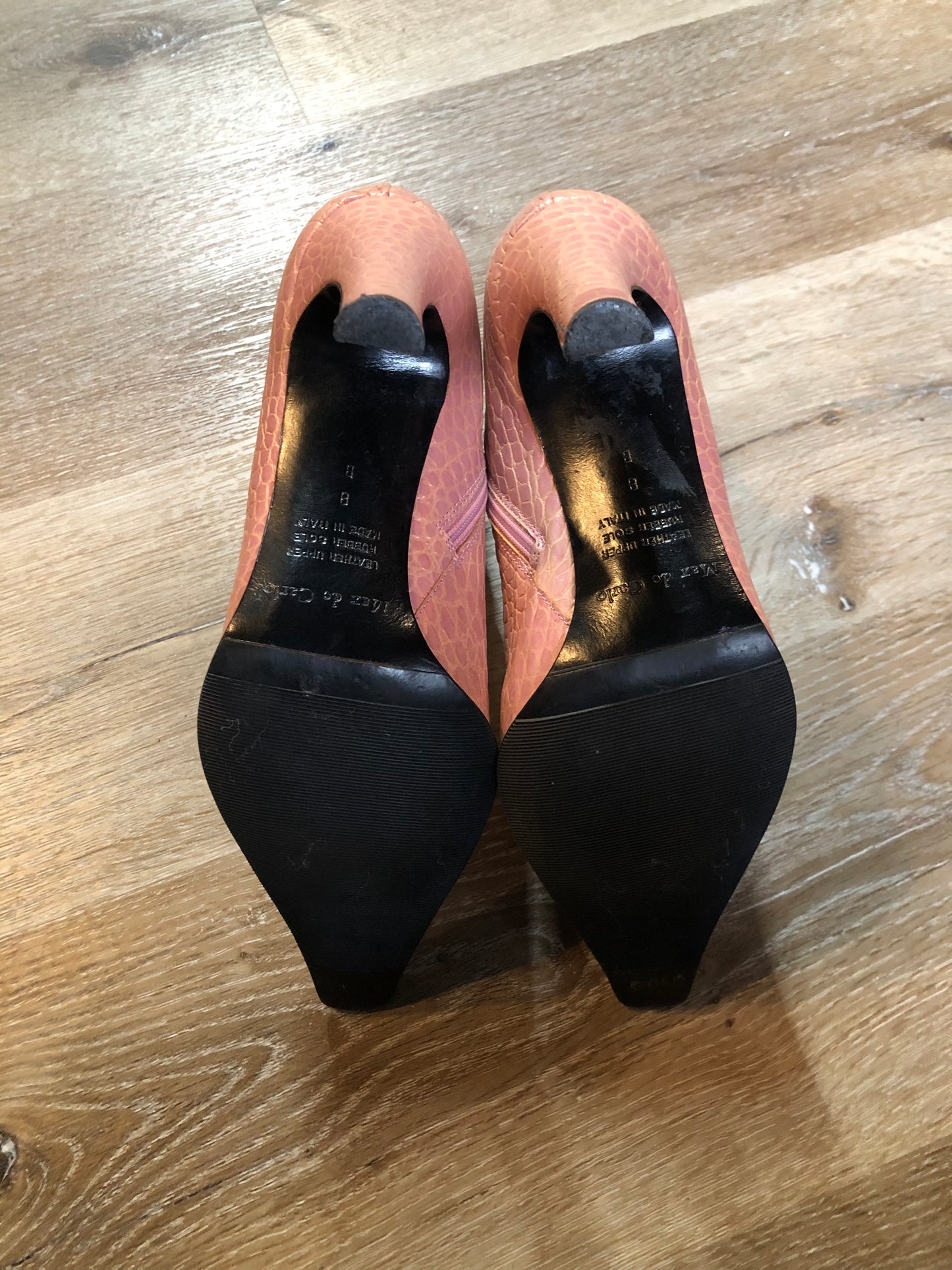 Max De Carlo pink leather Croc-Embossed ankle boot with Stiletto heel, pointed toe and rubber sole. Made in Italy. Size 8 US Womens