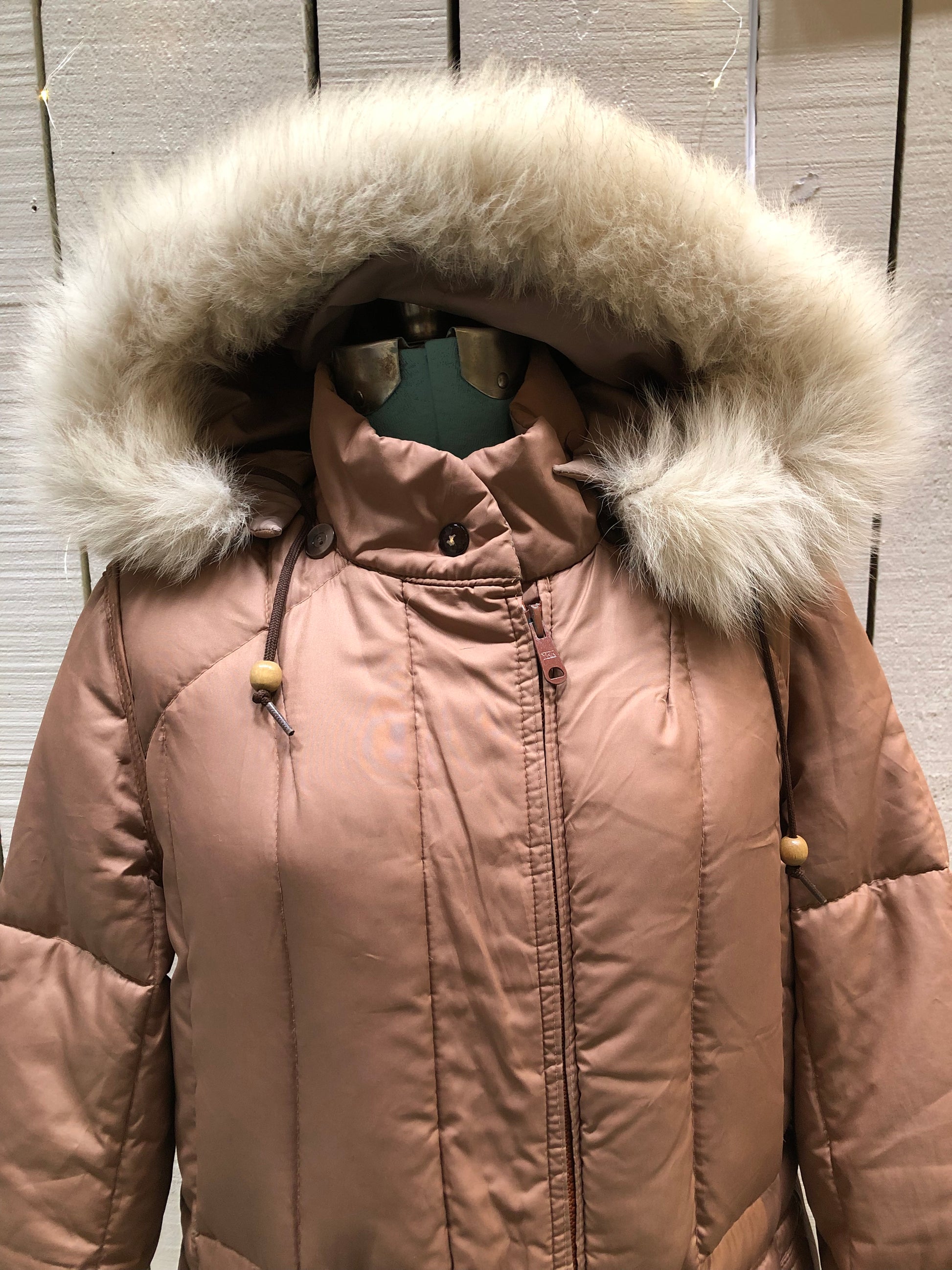 Kingspier Vintage - Vintage 80’s Baycrest pink down-filled coat with raccoon fur trimmed hood, snap closures, two pockets in the front and two inside flap pockets. 80% down/ 20% feather.
Size 10, (Medium)
Union made in Canada.