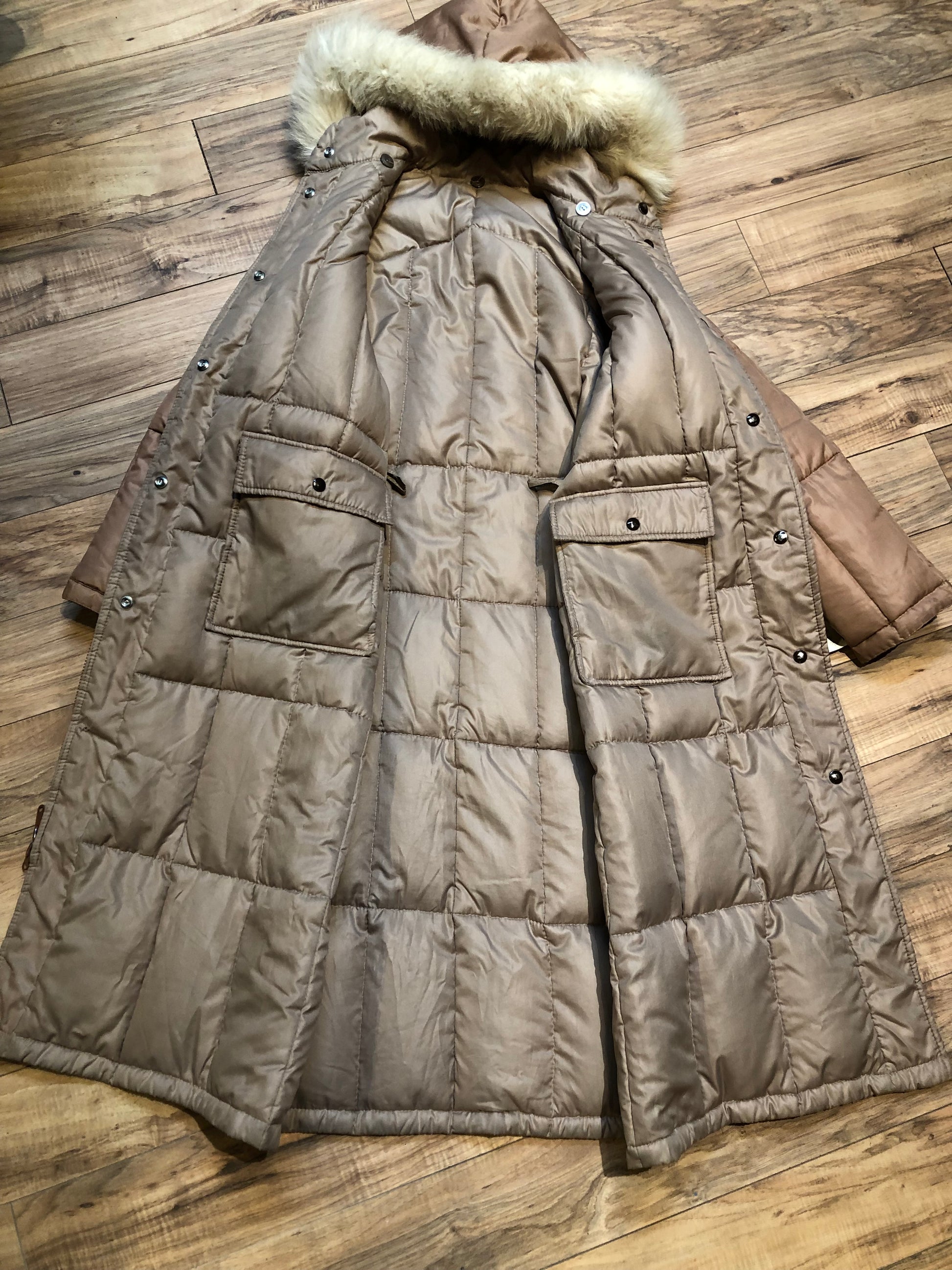 Kingspier Vintage - Vintage 80’s Baycrest pink down-filled coat with raccoon fur trimmed hood, snap closures, two pockets in the front and two inside flap pockets. 80% down/ 20% feather.
Size 10, (Medium)
Union made in Canada.