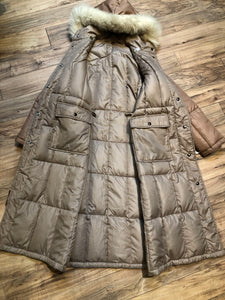 Kingspier Vintage - Vintage 80’s Baycrest pink down-filled coat with raccoon fur trimmed hood, snap closures, two pockets in the front and two inside flap pockets. 80% down/ 20% feather.

Size 10, (Medium)
Union made in Canada.