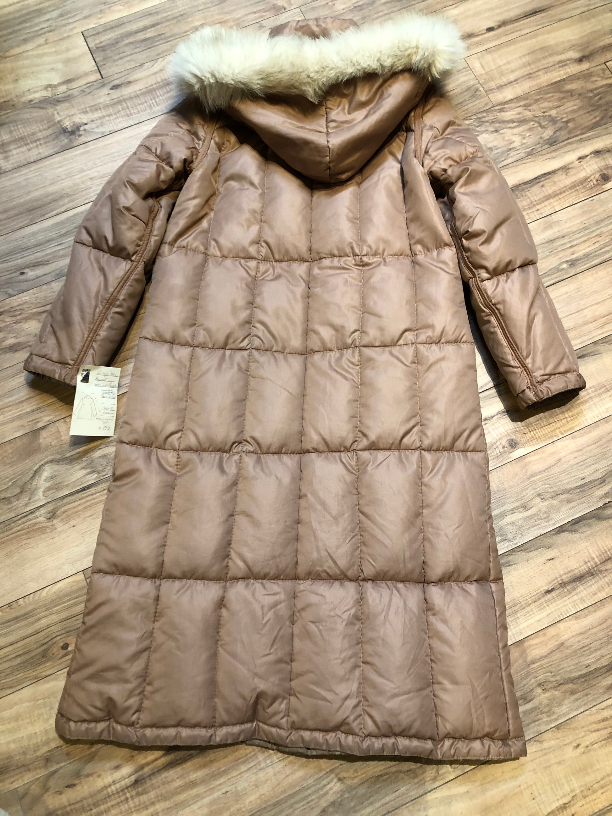 Kingspier Vintage - Vintage 80’s Baycrest pink down-filled coat with raccoon fur trimmed hood, snap closures, two pockets in the front and two inside flap pockets. 80% down/ 20% feather.
Size 10, (Medium)
Union made in Canada.