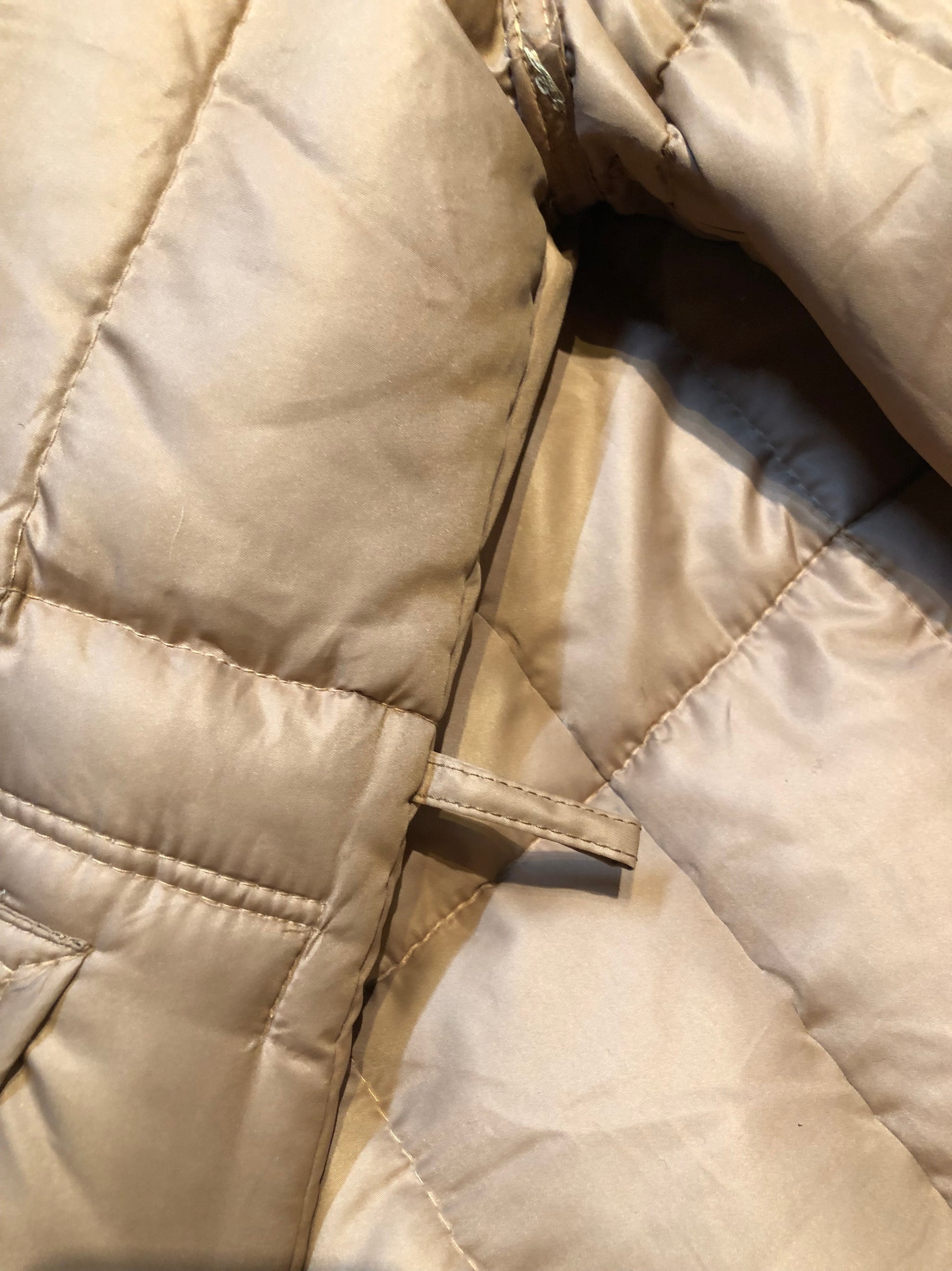 Kingspier Vintage - Vintage 80’s Baycrest pink down-filled coat with raccoon fur trimmed hood, snap closures, two pockets in the front and two inside flap pockets. 80% down/ 20% feather.
Size 10, (Medium)
Union made in Canada.