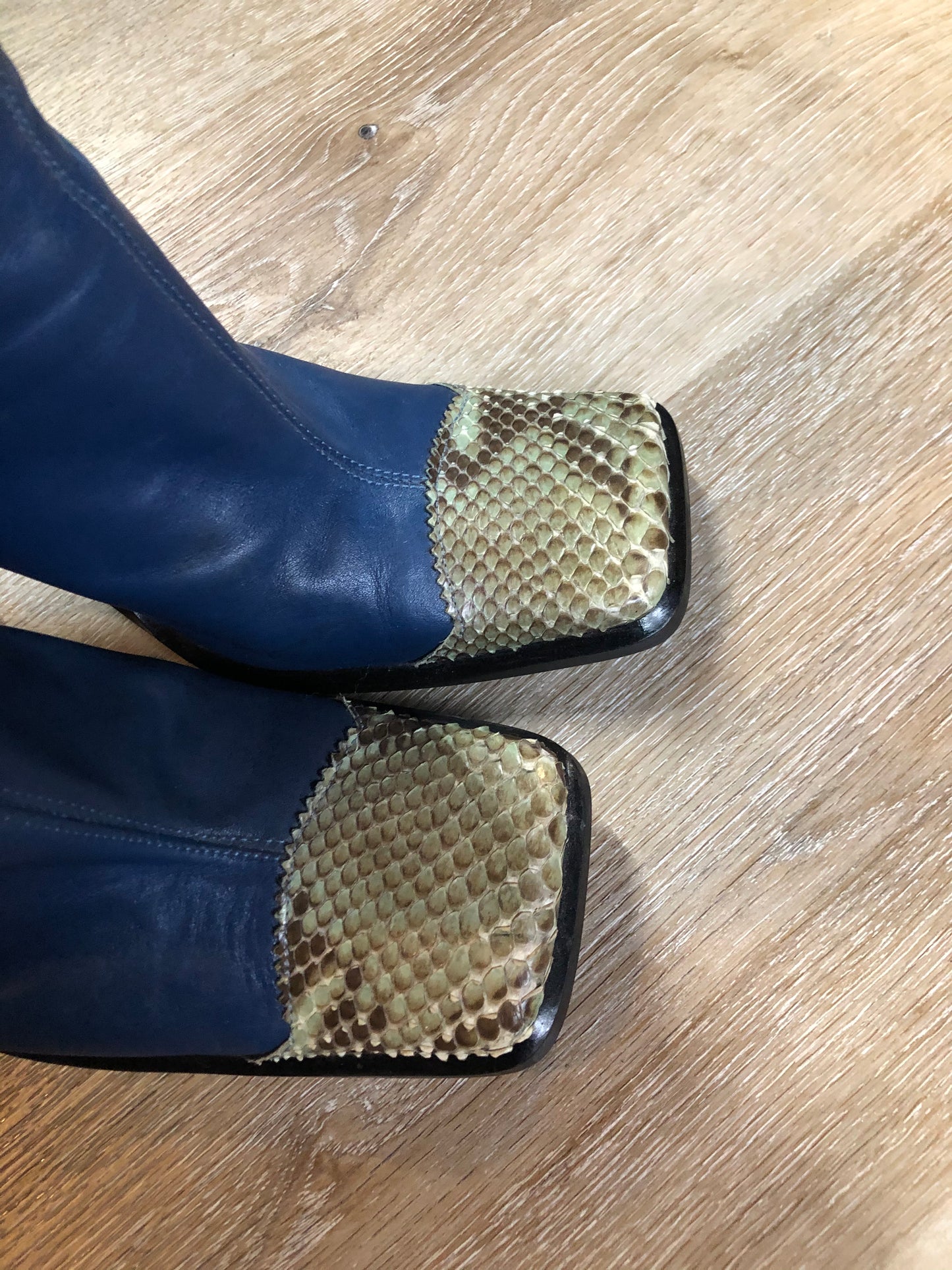 Vintage 90’s Pegabo Attitude blue leather high heel Boot with genuine snakeskin accents, rectangle heel and square toe. Made in Italy.
Size 38 EUR Womens