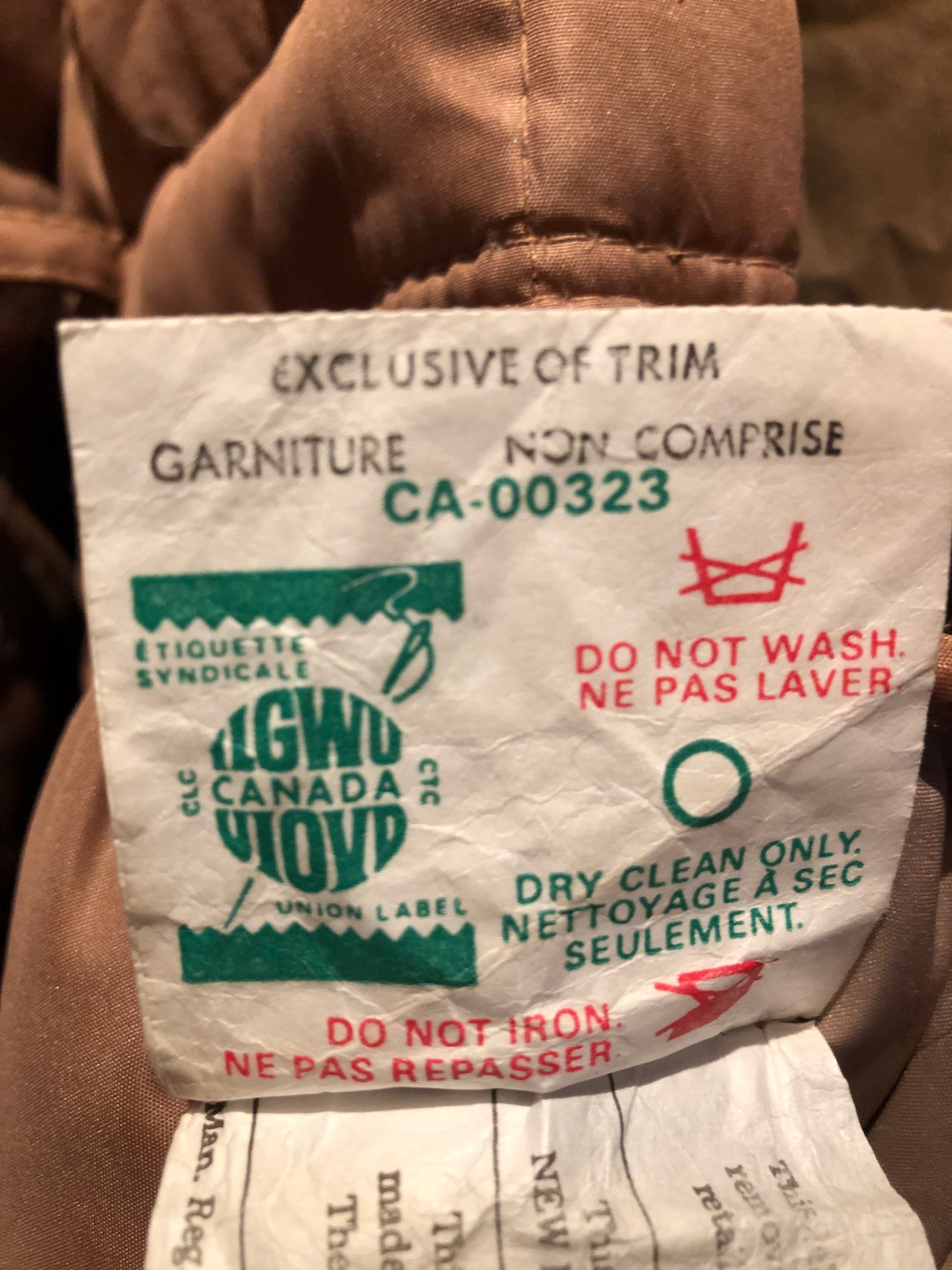 Kingspier Vintage - Vintage 80’s Baycrest pink down-filled coat with raccoon fur trimmed hood, snap closures, two pockets in the front and two inside flap pockets. 80% down/ 20% feather.
Size 10, (Medium)
Union made in Canada.