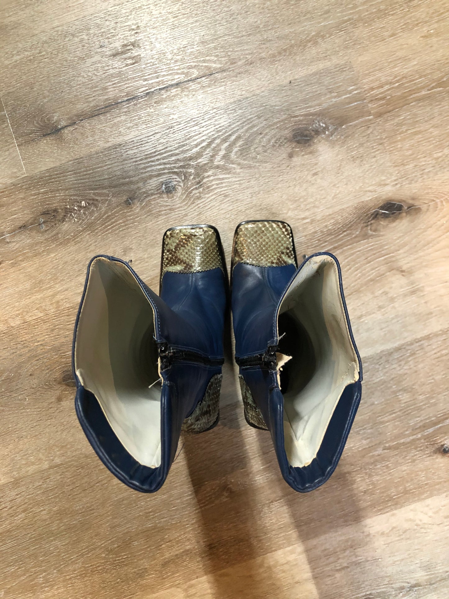 Vintage 90’s Pegabo Attitude blue leather high heel Boot with genuine snakeskin accents, rectangle heel and square toe. Made in Italy.
Size 38 EUR Womens