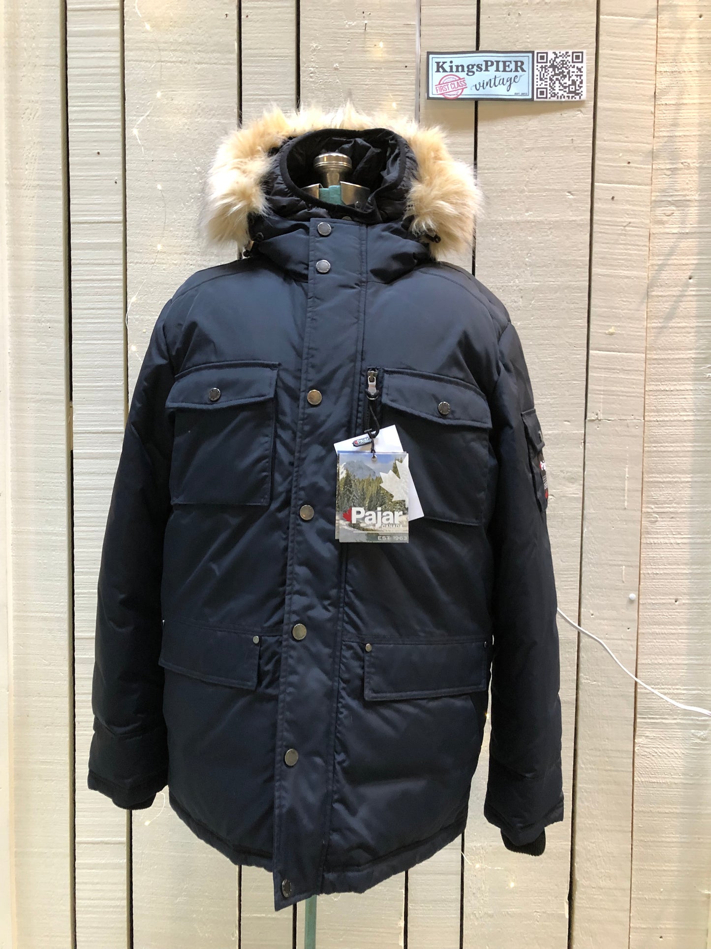 Kingspier Vintage - Pajar “Wilson” down-filled navy parka with removable synthetic fur ruff and duo- layer hood, snap and zipper closures, four front flap pockets. This parka is water resistant and protects against temperatures as low as -10 to -20C.
Fill - 90% Down/ 10% feather