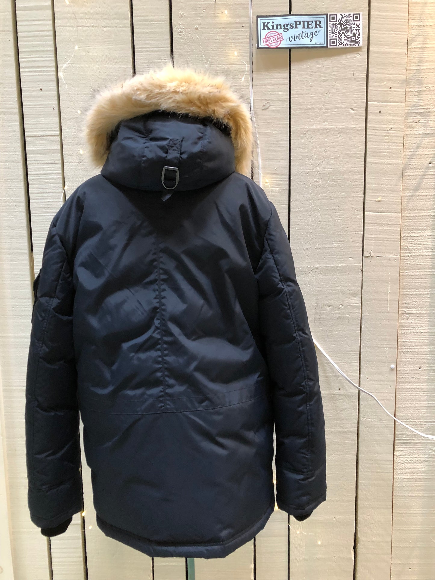 Kingspier Vintage - Pajar “Wilson” down-filled navy parka with removable synthetic fur ruff and duo- layer hood, snap and zipper closures, four front flap pockets. This parka is water resistant and protects against temperatures as low as -10 to -20C.
Fill - 90% Down/ 10% feather