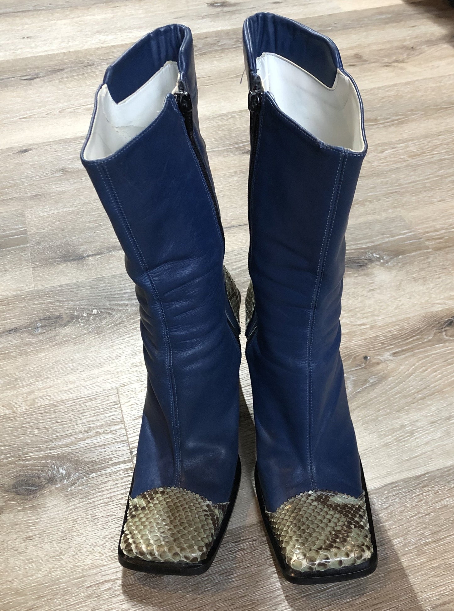 Vintage 90’s Pegabo Attitude blue leather high heel Boot with genuine snakeskin accents, rectangle heel and square toe. Made in Italy.
Size 38 EUR Womens