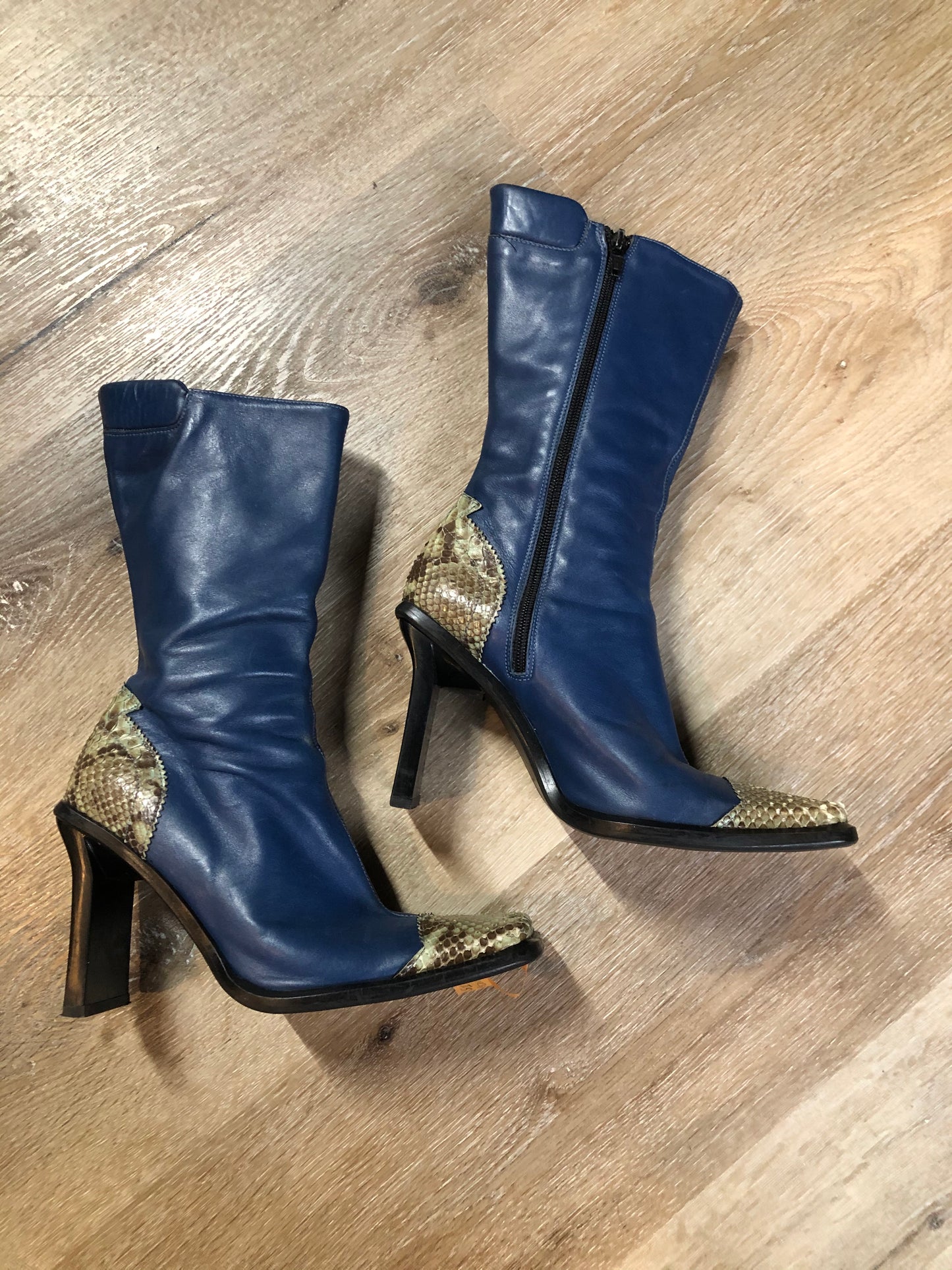 Vintage 90’s Pegabo Attitude blue leather high heel Boot with genuine snakeskin accents, rectangle heel and square toe. Made in Italy.
Size 38 EUR Womens