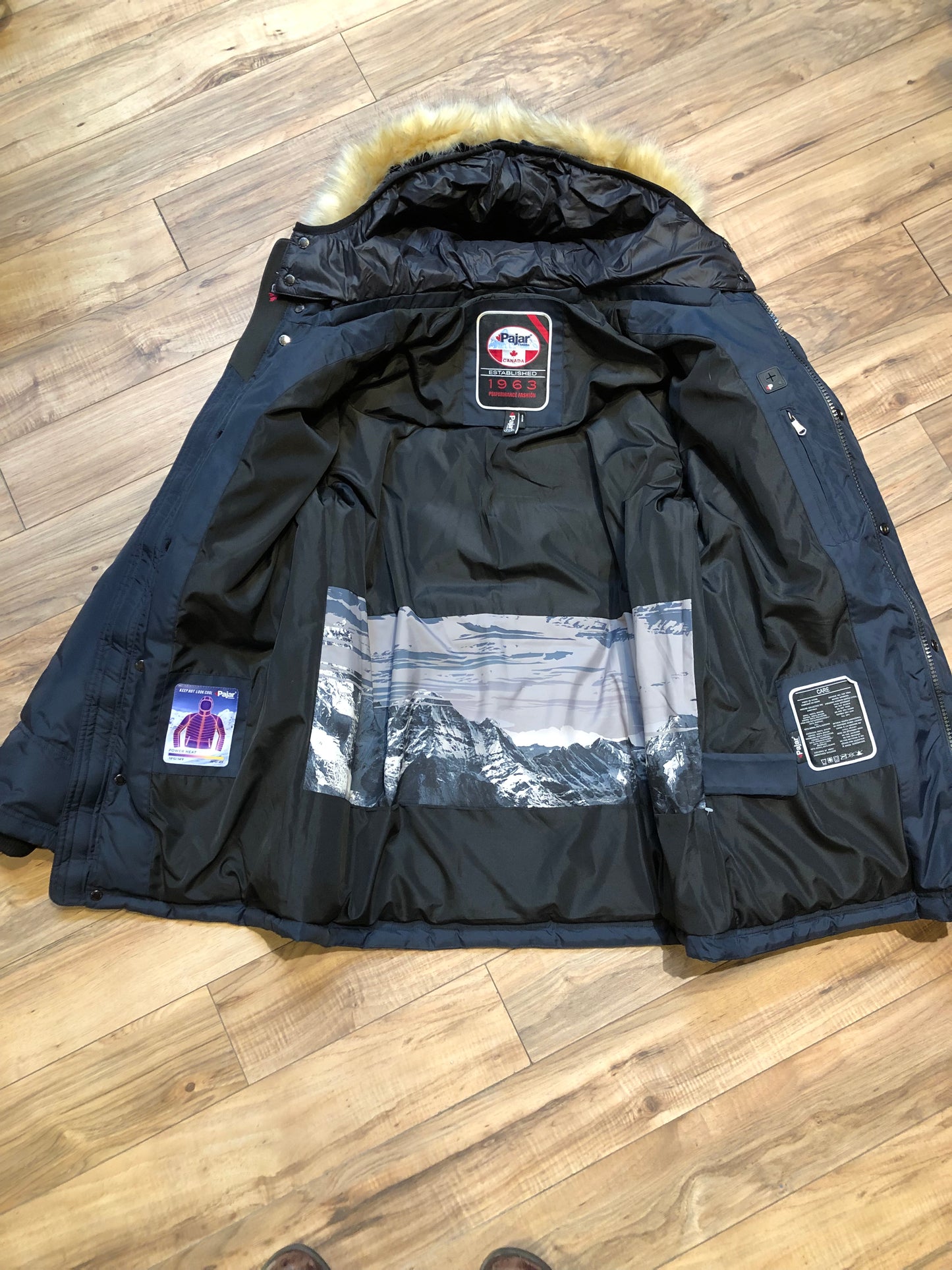 Kingspier Vintage - Pajar “Wilson” down-filled navy parka with removable synthetic fur ruff and duo- layer hood, snap and zipper closures, four front flap pockets. This parka is water resistant and protects against temperatures as low as -10 to -20C.
Fill - 90% Down/ 10% feather