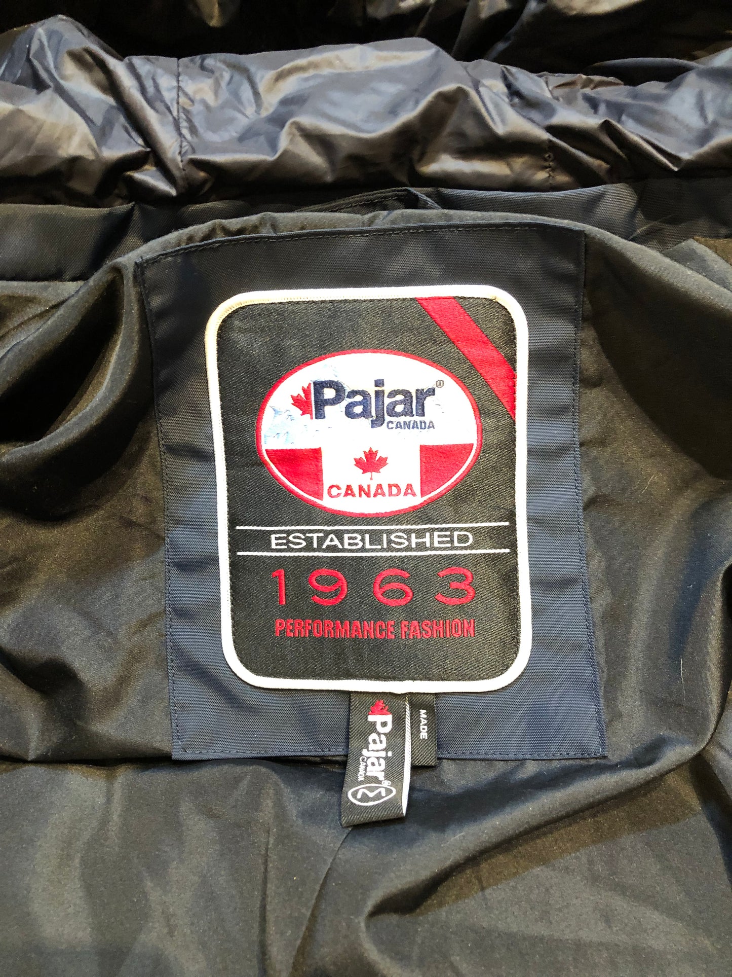 Kingspier Vintage - Pajar “Wilson” down-filled navy parka with removable synthetic fur ruff and duo- layer hood, snap and zipper closures, four front flap pockets. This parka is water resistant and protects against temperatures as low as -10 to -20C.
Fill - 90% Down/ 10% feather