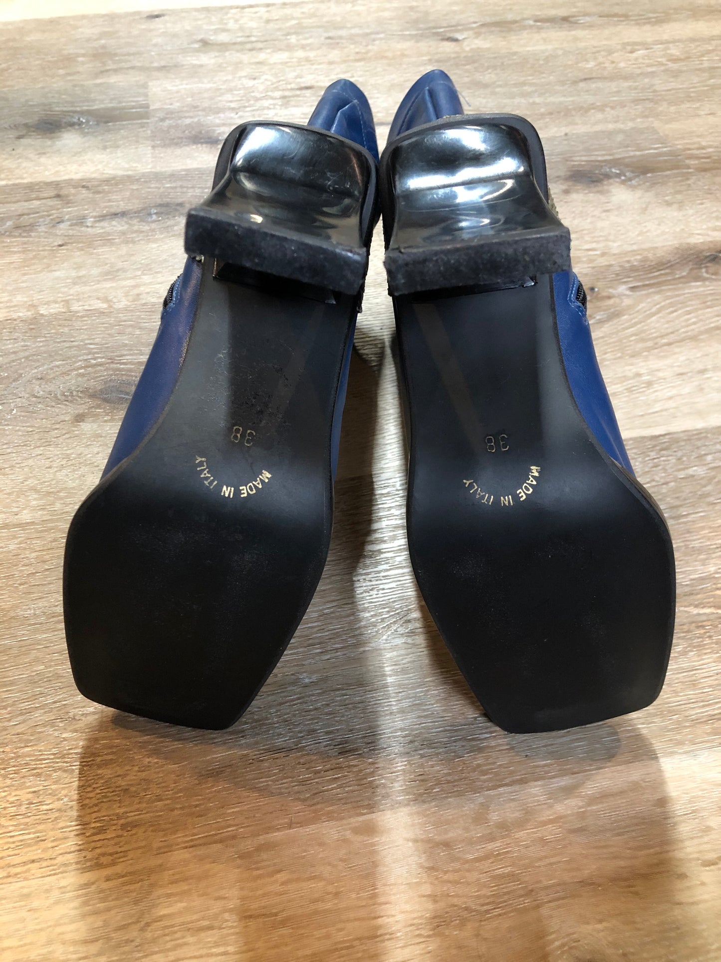 Vintage 90’s Pegabo Attitude blue leather high heel Boot with genuine snakeskin accents, rectangle heel and square toe. Made in Italy.
Size 38 EUR Womens