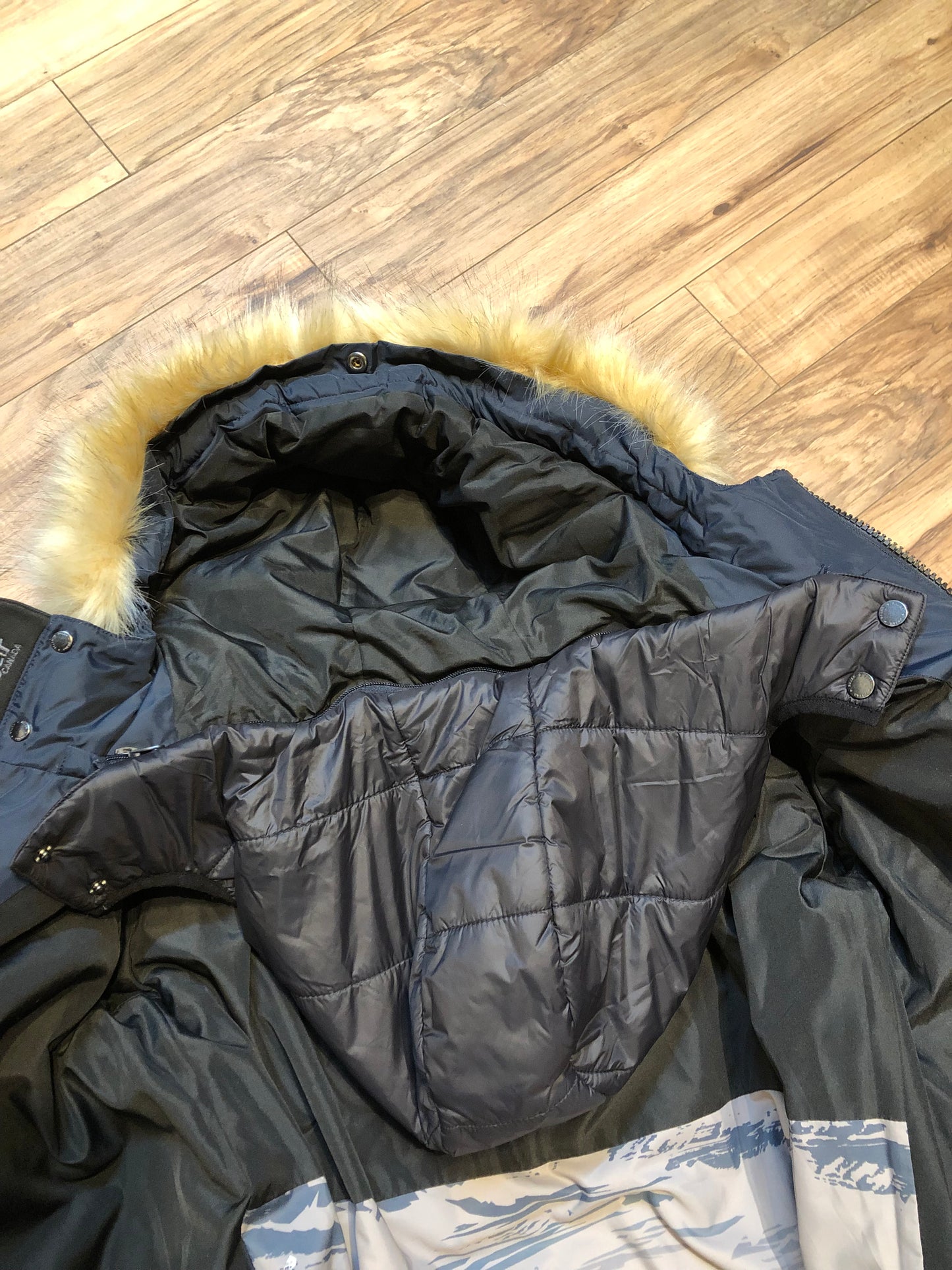 Kingspier Vintage - Pajar “Wilson” down-filled navy parka with removable synthetic fur ruff and duo- layer hood, snap and zipper closures, four front flap pockets. This parka is water resistant and protects against temperatures as low as -10 to -20C.
Fill - 90% Down/ 10% feather