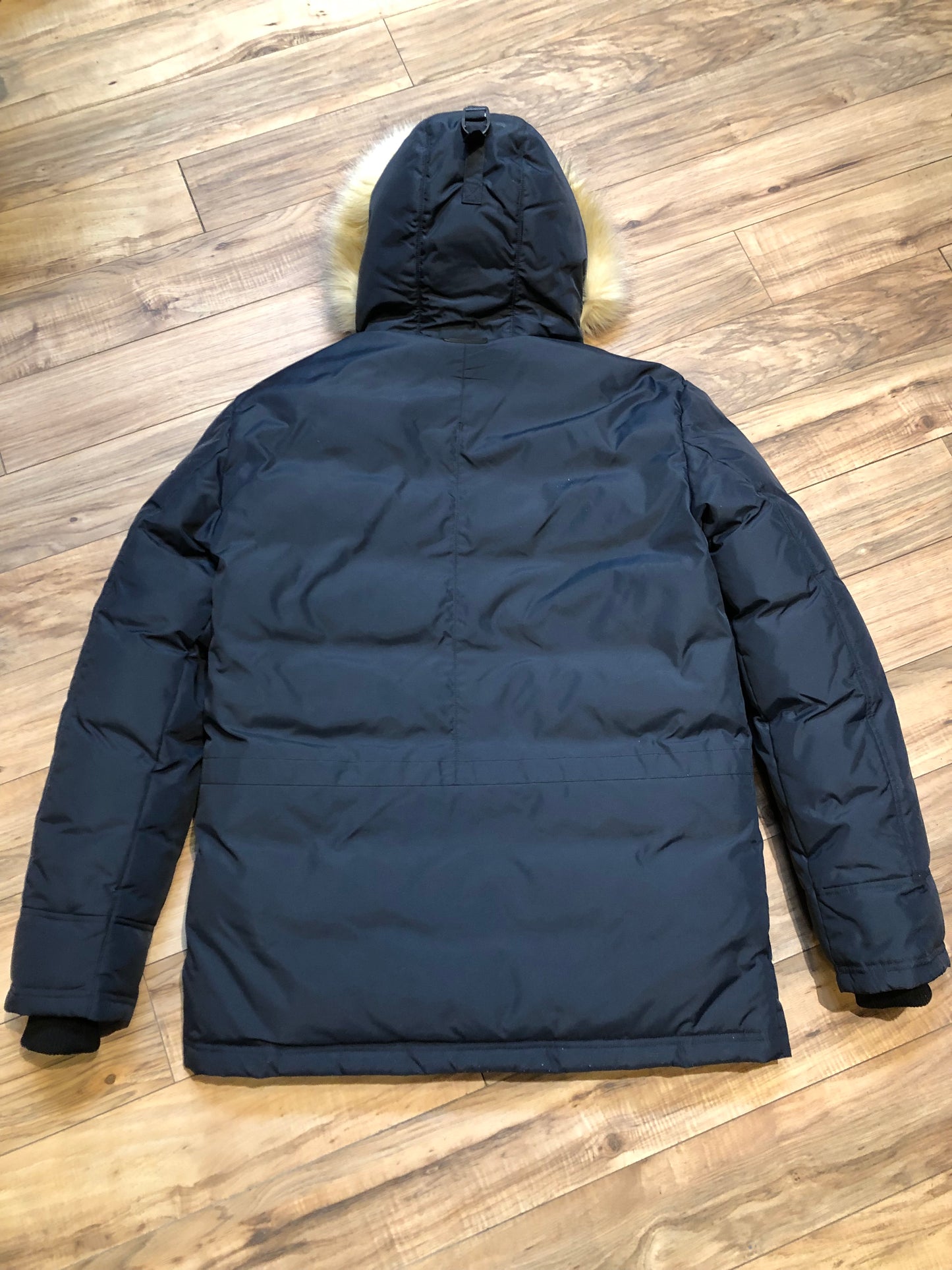 Kingspier Vintage - Pajar “Wilson” down-filled navy parka with removable synthetic fur ruff and duo- layer hood, snap and zipper closures, four front flap pockets. This parka is water resistant and protects against temperatures as low as -10 to -20C.
Fill - 90% Down/ 10% feather