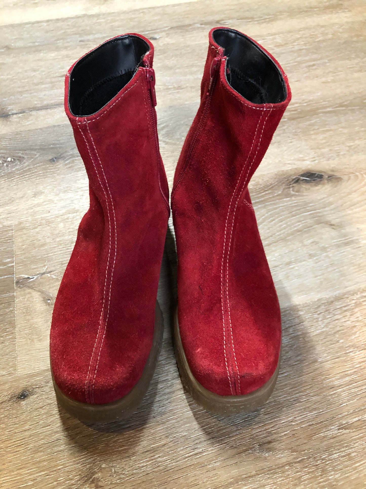 Vintage red suede ankle boots with crepe sole, Made in Canada.
Size fits like a 7 US Womens