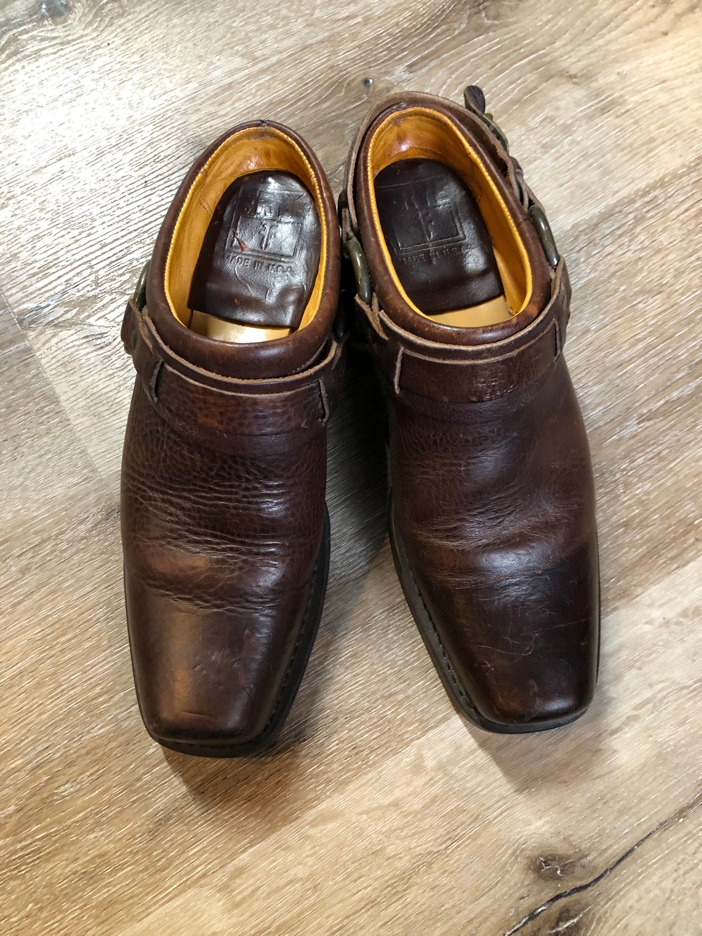 Vintage Frye brown full grain leather Carson Clogs with leather lining, harness detail, chisel toe and oil resistant heel. Made in USA.
Size 8 US Womens