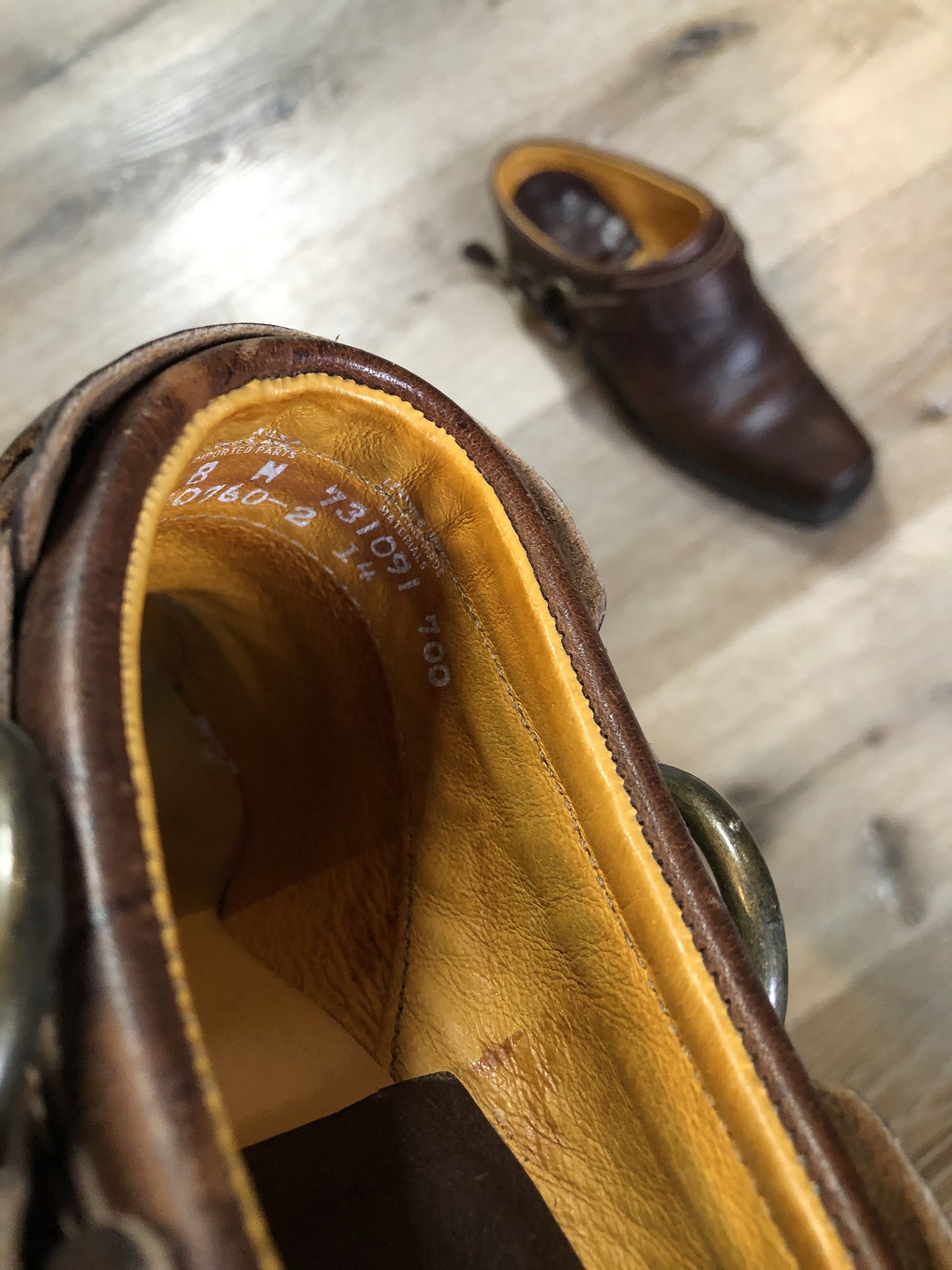 Vintage Frye brown full grain leather Carson Clogs with leather lining, harness detail, chisel toe and oil resistant heel. Made in USA.
Size 8 US Womens