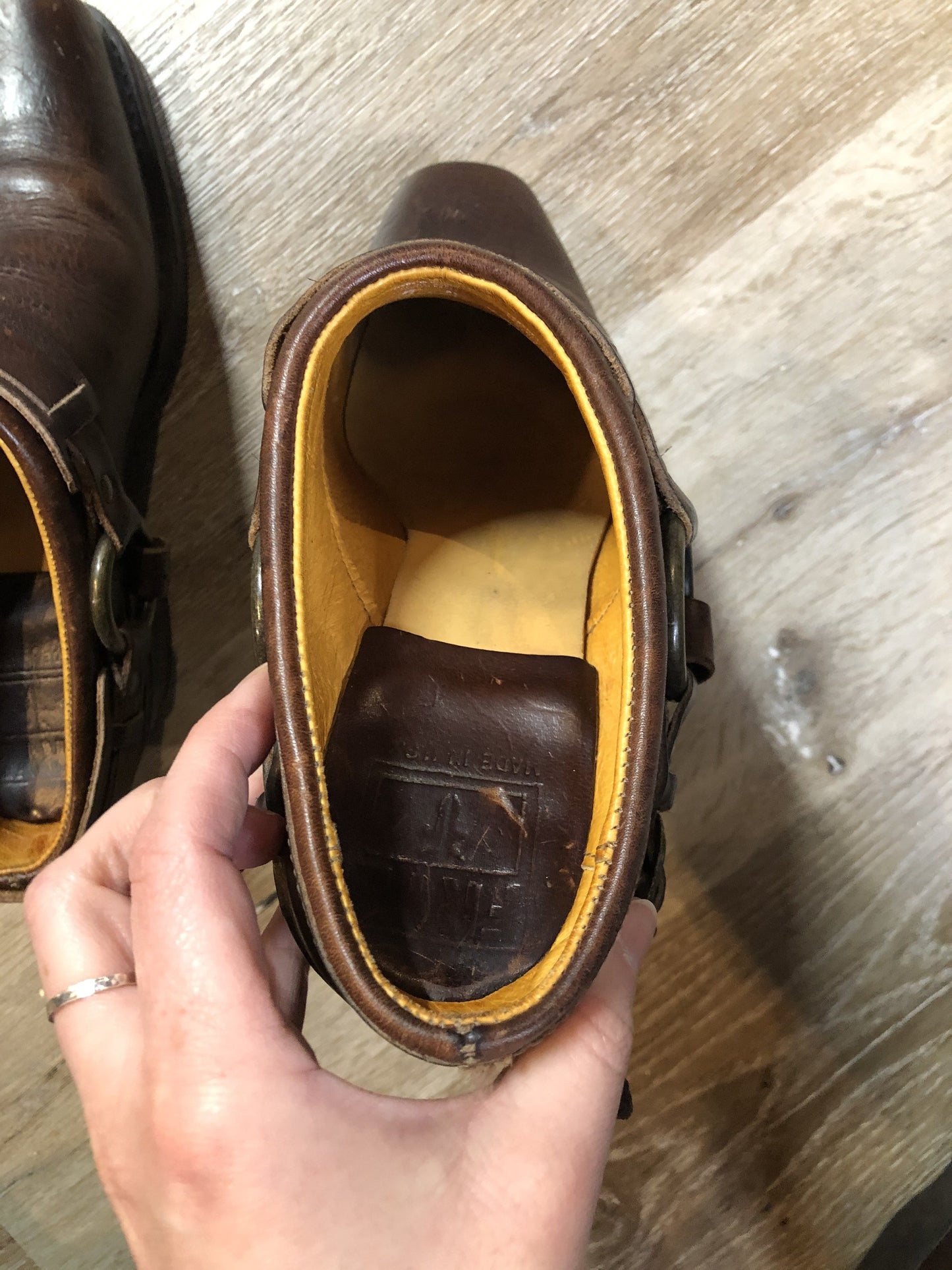 Vintage Frye brown full grain leather Carson Clogs with leather lining, harness detail, chisel toe and oil resistant heel. Made in USA.
Size 8 US Womens