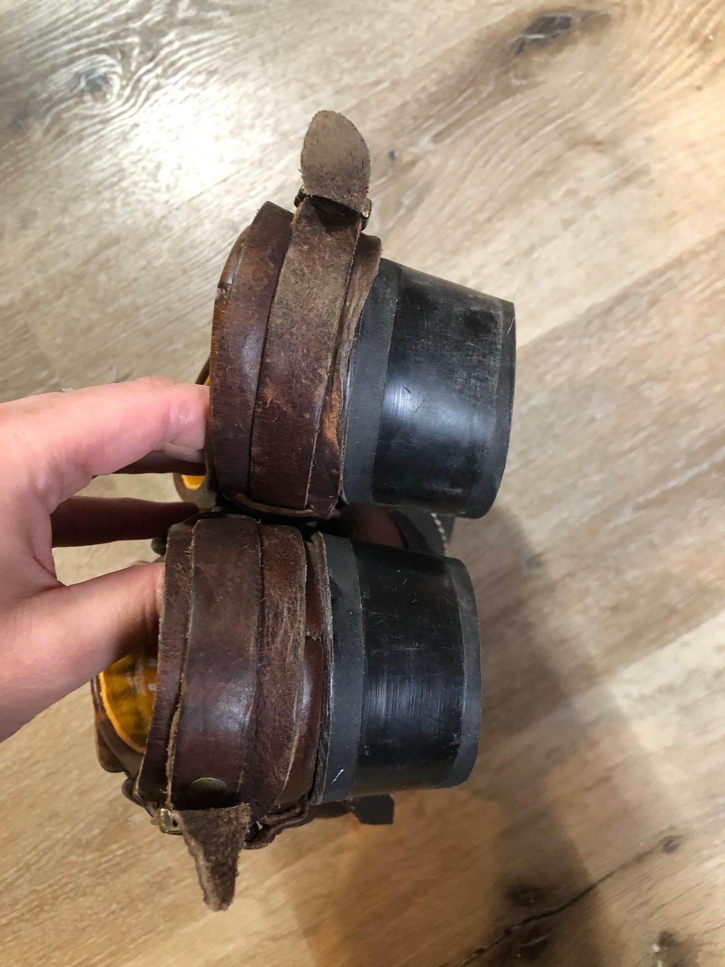 Vintage Frye brown full grain leather Carson Clogs with leather lining, harness detail, chisel toe and oil resistant heel. Made in USA.
Size 8 US Womens